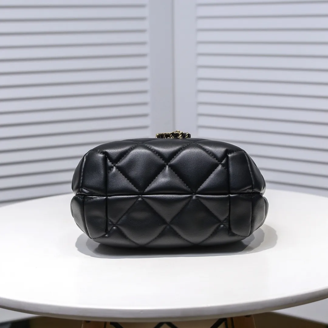 💰380￥Small size CHANEL: 2020 new model Double C chain rope mini bucket cowhide series, gold hardware accessories: large ribbed design, super beautiful, which is Xiaoxiang’s design style in the past two years, the cowhide feels soft and comfortable, more suitable for mini-shaped bags. Perfectly designed, clean, casual and fashionable, this is a must-have drawstring bag. Size black ready stock. Style number: 1699# Size: 15*15*14cm