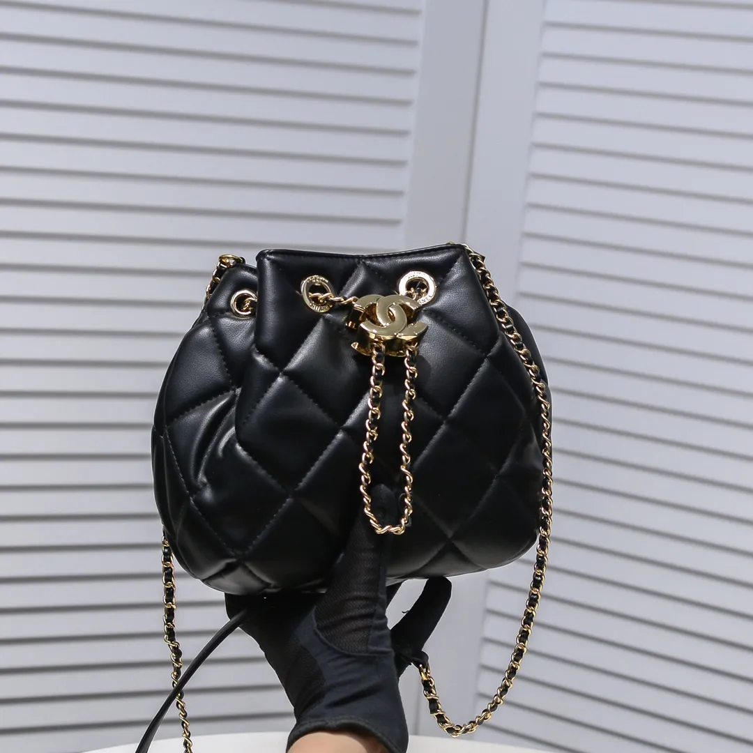 💰380￥Small size CHANEL: 2020 new model Double C chain rope mini bucket cowhide series, gold hardware accessories: large ribbed design, super beautiful, which is Xiaoxiang’s design style in the past two years, the cowhide feels soft and comfortable, more suitable for mini-shaped bags. Perfectly designed, clean, casual and fashionable, this is a must-have drawstring bag. Size black ready stock. Style number: 1699# Size: 15*15*14cm