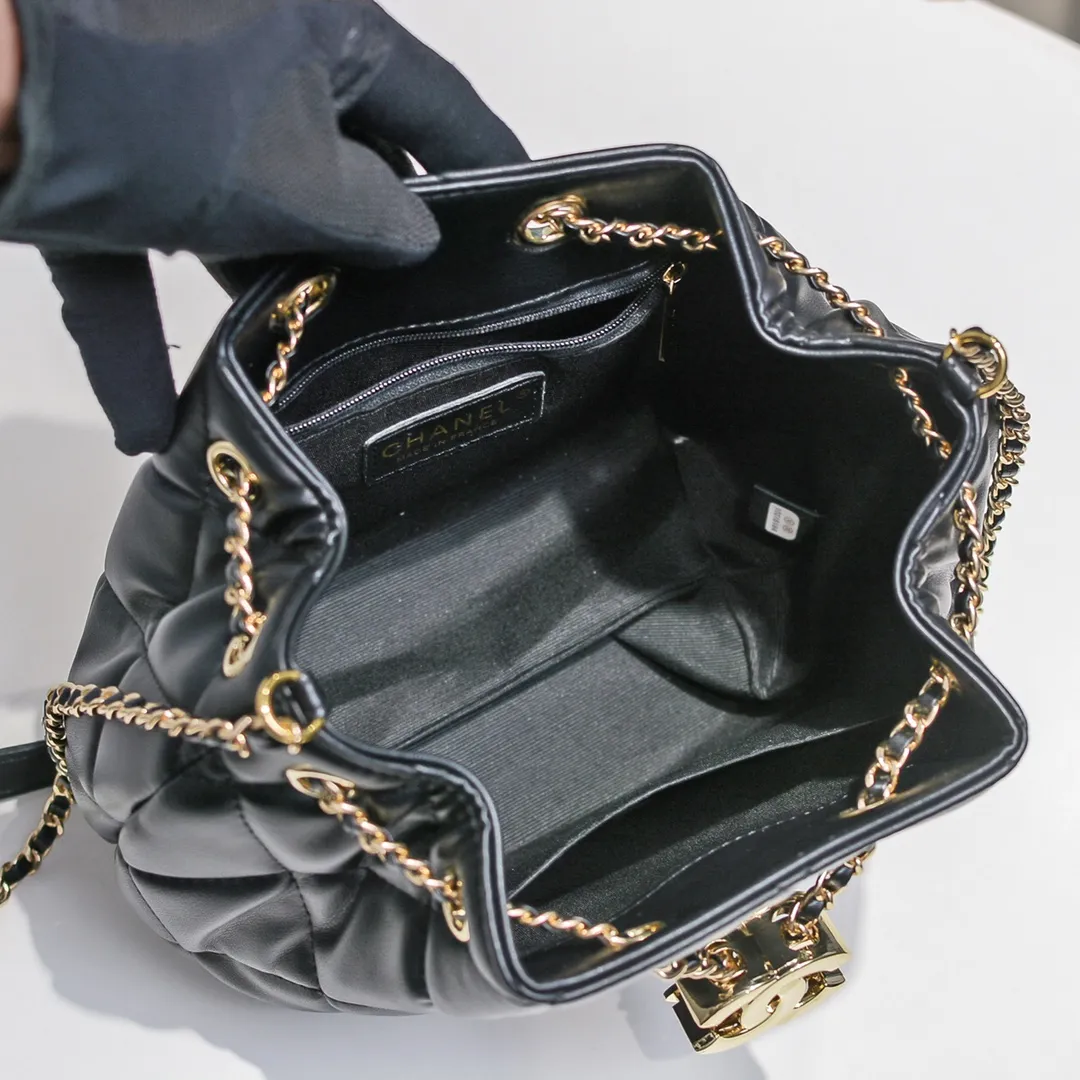 💰380￥Small size CHANEL: 2020 new model Double C chain rope mini bucket cowhide series, gold hardware accessories: large ribbed design, super beautiful, which is Xiaoxiang’s design style in the past two years, the cowhide feels soft and comfortable, more suitable for mini-shaped bags. Perfectly designed, clean, casual and fashionable, this is a must-have drawstring bag. Size black ready stock. Style number: 1699# Size: 15*15*14cm