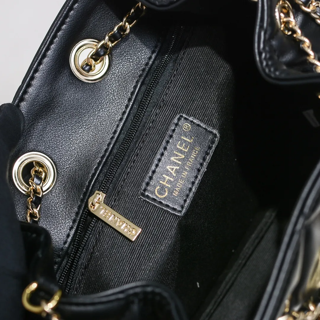 💰380￥Small size CHANEL: 2020 new model Double C chain rope mini bucket cowhide series, gold hardware accessories: large ribbed design, super beautiful, which is Xiaoxiang’s design style in the past two years, the cowhide feels soft and comfortable, more suitable for mini-shaped bags. Perfectly designed, clean, casual and fashionable, this is a must-have drawstring bag. Size black ready stock. Style number: 1699# Size: 15*15*14cm