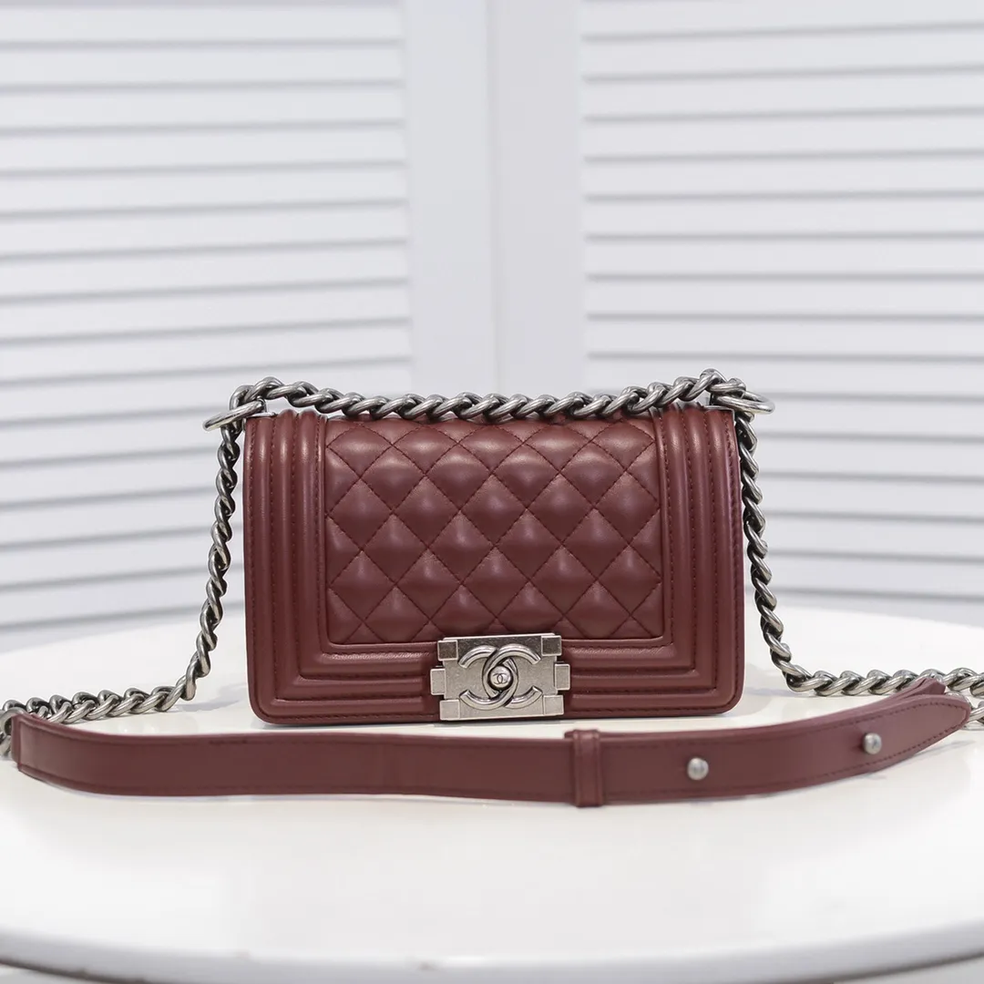 💰400￥ (Full sheepskin with original hardware) [Smile] Chanel Chanel 👑 Lambskin [Lightning] Thickened electroplated hardware accessories 🌈 The workmanship is comparable to the original order 💪 The bottom can be pinched and rebounded without trace, absolutely spot-on and real-life, fashionable and durable 💪💪 High-end quality, no pressure in and out of the drill cabinet 💏, size 20*12*7cm, style number 67085