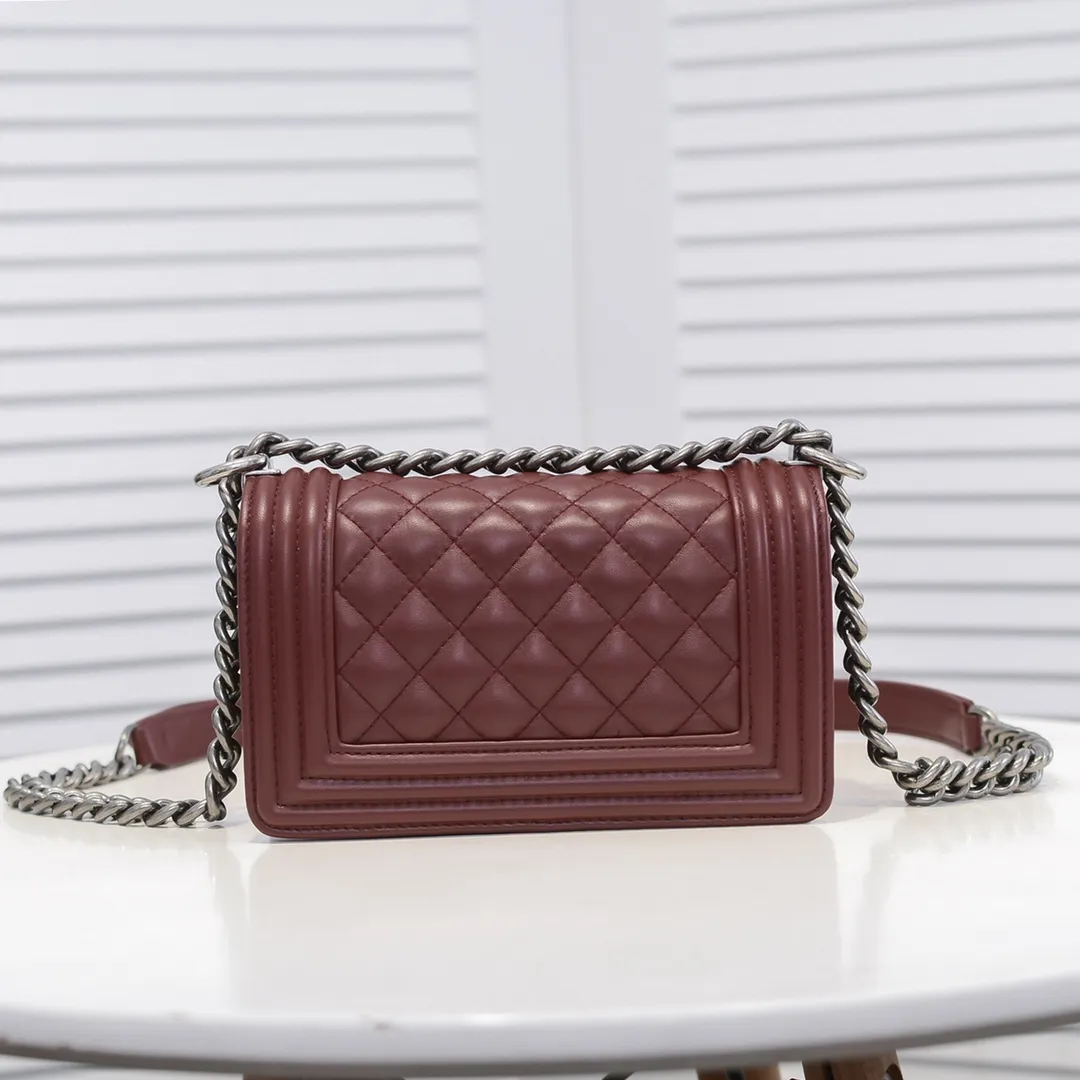 💰400￥ (Full sheepskin with original hardware) [Smile] Chanel Chanel 👑 Lambskin [Lightning] Thickened electroplated hardware accessories 🌈 The workmanship is comparable to the original order 💪 The bottom can be pinched and rebounded without trace, absolutely spot-on and real-life, fashionable and durable 💪💪 High-end quality, no pressure in and out of the drill cabinet 💏, size 20*12*7cm, style number 67085