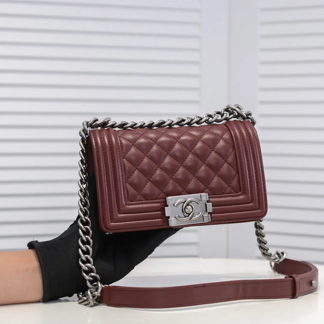 💰400￥ (Full sheepskin with original hardware) [Smile] Chanel Chanel 👑 Lambskin [Lightning] Thickened electroplated hardware accessories 🌈 The workmanship is comparable to the original order 💪 The bottom can be pinched and rebounded without trace, absolutely spot-on and real-life, fashionable and durable 💪💪 High-end quality, no pressure in and out of the drill cabinet 💏, size 20*12*7cm, style number 67085