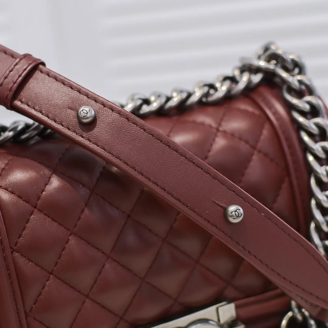 💰400￥ (Full sheepskin with original hardware) [Smile] Chanel Chanel 👑 Lambskin [Lightning] Thickened electroplated hardware accessories 🌈 The workmanship is comparable to the original order 💪 The bottom can be pinched and rebounded without trace, absolutely spot-on and real-life, fashionable and durable 💪💪 High-end quality, no pressure in and out of the drill cabinet 💏, size 20*12*7cm, style number 67085