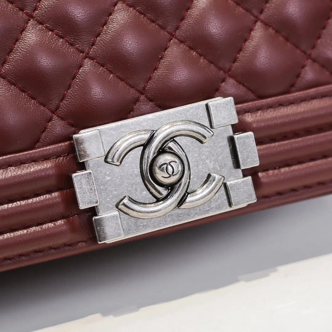 💰400￥ (Full sheepskin with original hardware) [Smile] Chanel Chanel 👑 Lambskin [Lightning] Thickened electroplated hardware accessories 🌈 The workmanship is comparable to the original order 💪 The bottom can be pinched and rebounded without trace, absolutely spot-on and real-life, fashionable and durable 💪💪 High-end quality, no pressure in and out of the drill cabinet 💏, size 20*12*7cm, style number 67085