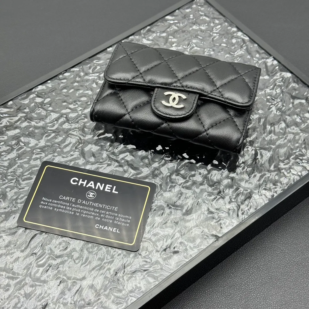 💰130 💎Top quality 💖 𝑪𝑯𝑨𝑵𝑬𝑳 Sheep pattern black/silver gold 💌 First layer cowhide Chanel wallet 👛 CHANEL Classic Series Many new CF card holders have arrived! This card holder has an extra card pocket at the back than the previous classic card holder❤️You can store cards and coins separately😊A very practical coin purse❤️Model number: AP458 Size: 11*8.5*3