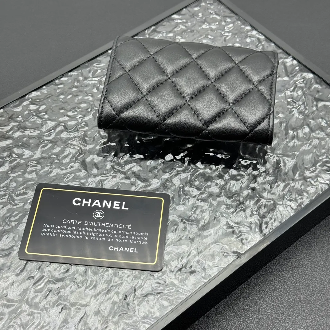 💰130 💎Top quality 💖 𝑪𝑯𝑨𝑵𝑬𝑳 Sheep pattern black/silver gold 💌 First layer cowhide Chanel wallet 👛 CHANEL Classic Series Many new CF card holders have arrived! This card holder has an extra card pocket at the back than the previous classic card holder❤️You can store cards and coins separately😊A very practical coin purse❤️Model number: AP458 Size: 11*8.5*3
