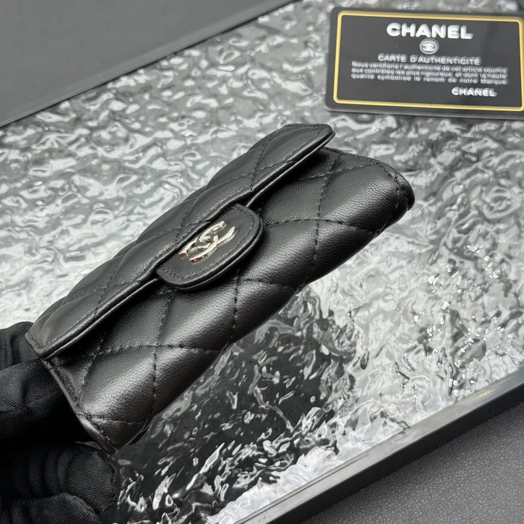 💰130 💎Top quality 💖 𝑪𝑯𝑨𝑵𝑬𝑳 Sheep pattern black/silver gold 💌 First layer cowhide Chanel wallet 👛 CHANEL Classic Series Many new CF card holders have arrived! This card holder has an extra card pocket at the back than the previous classic card holder❤️You can store cards and coins separately😊A very practical coin purse❤️Model number: AP458 Size: 11*8.5*3