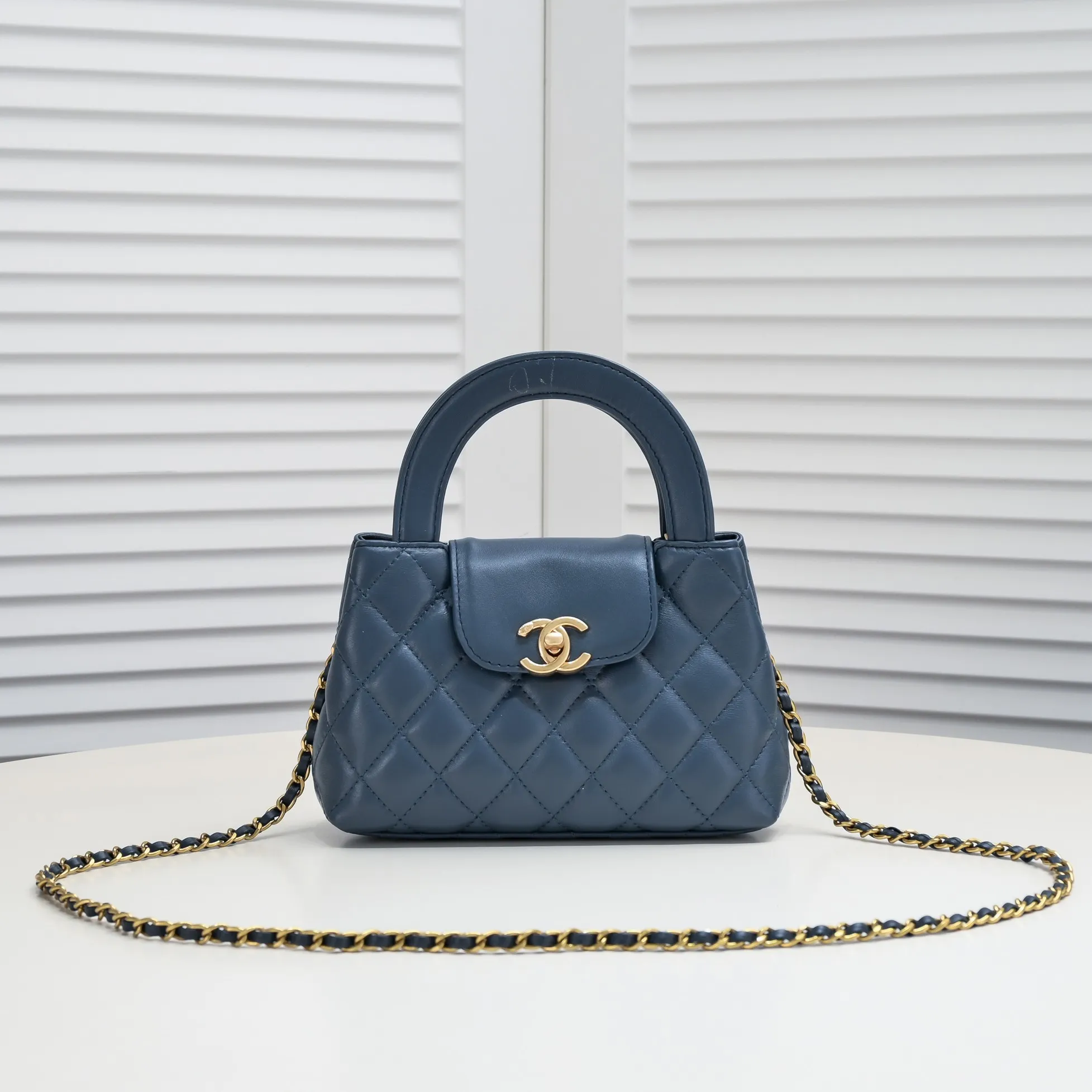 💰360￥💜Chane1’s new bag is so beautiful🎗️ 🖤Chanel23/24 autumn and winter show is full of camellias, and the new bags are so beautiful! 🦢The theme and design inspiration are related to the brand’s iconic camellia, which looks beautiful and exquisite. 🥇Made from sheepskin! 🌸As creative director Virginie Viard said: "Camellia is not only a theme, but a timeless and classic style symbol of the brand. It makes me feel safe and friendly. I love its softness and strength. 👸🏻, retro, elegant, and a feeling of dreaming back to the peak period of Galeries Lafayette! Style number: 6170 🦋size: 19*13*7cm