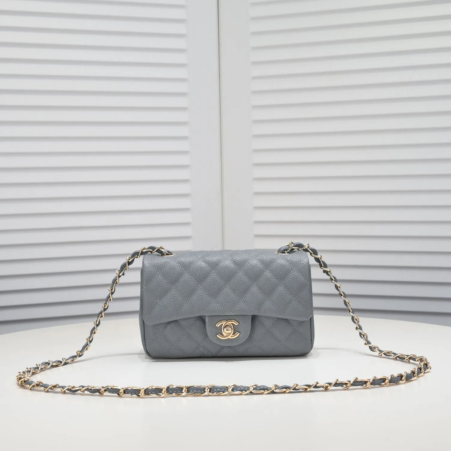 💰320￥Gray💥CF versatile caviar cowhide🌹 Chanel💃🏻‼ ️Eternal classic style [shy] noble temperament💃🏻favorite of celebrities🌟soft leather and high-end👍counter hardware exquisite workmanship to reject defects [strong] both dazzling and feminine 😝[strong] luxurious and durable🌟size: 20*14*7cm style number 1116 reverse edge