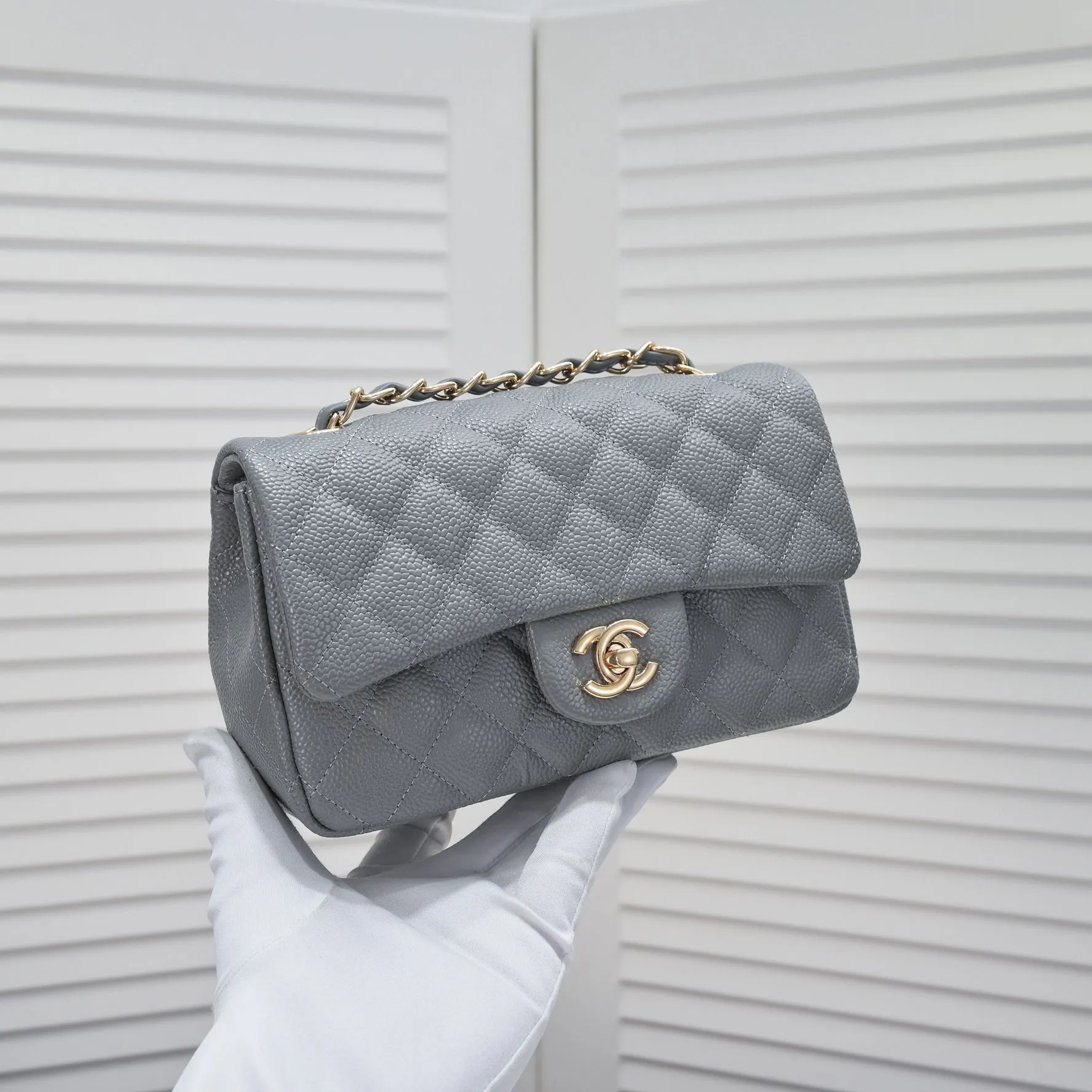 💰320￥Gray💥CF versatile caviar cowhide🌹 Chanel💃🏻‼ ️Eternal classic style [shy] noble temperament💃🏻favorite of celebrities🌟soft leather and high-end👍counter hardware exquisite workmanship to reject defects [strong] both dazzling and feminine 😝[strong] luxurious and durable🌟size: 20*14*7cm style number 1116 reverse edge