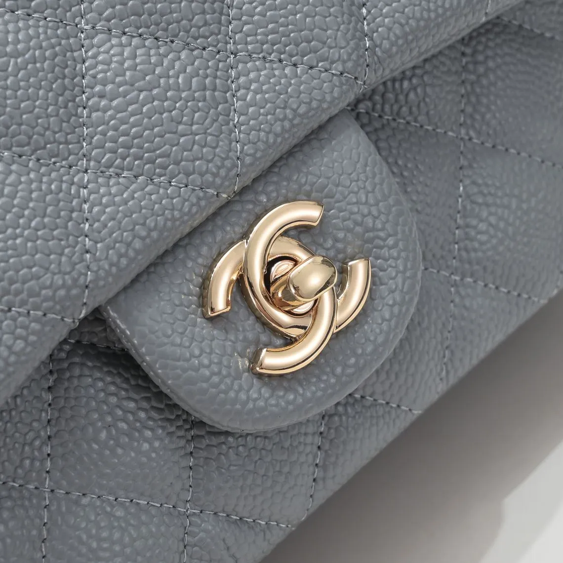 💰320￥Gray💥CF versatile caviar cowhide🌹 Chanel💃🏻‼ ️Eternal classic style [shy] noble temperament💃🏻favorite of celebrities🌟soft leather and high-end👍counter hardware exquisite workmanship to reject defects [strong] both dazzling and feminine 😝[strong] luxurious and durable🌟size: 20*14*7cm style number 1116 reverse edge