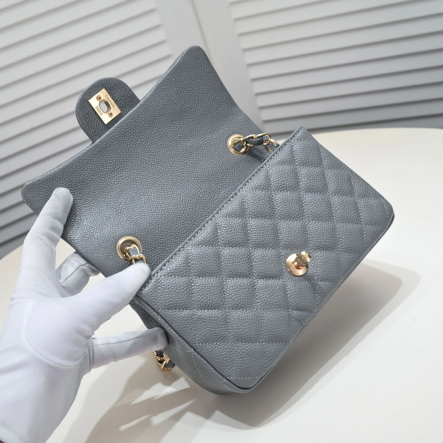 💰320￥Gray💥CF versatile caviar cowhide🌹 Chanel💃🏻‼ ️Eternal classic style [shy] noble temperament💃🏻favorite of celebrities🌟soft leather and high-end👍counter hardware exquisite workmanship to reject defects [strong] both dazzling and feminine 😝[strong] luxurious and durable🌟size: 20*14*7cm style number 1116 reverse edge