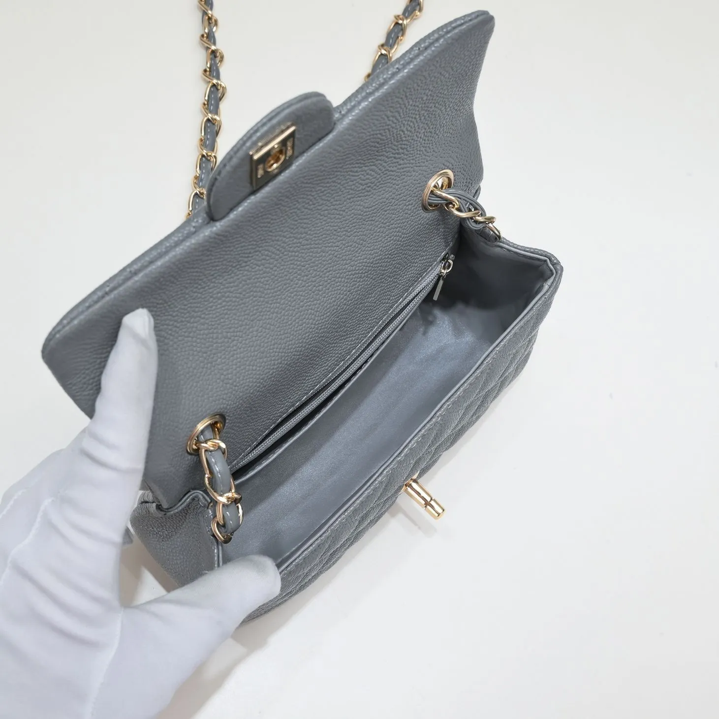 💰320￥Gray💥CF versatile caviar cowhide🌹 Chanel💃🏻‼ ️Eternal classic style [shy] noble temperament💃🏻favorite of celebrities🌟soft leather and high-end👍counter hardware exquisite workmanship to reject defects [strong] both dazzling and feminine 😝[strong] luxurious and durable🌟size: 20*14*7cm style number 1116 reverse edge