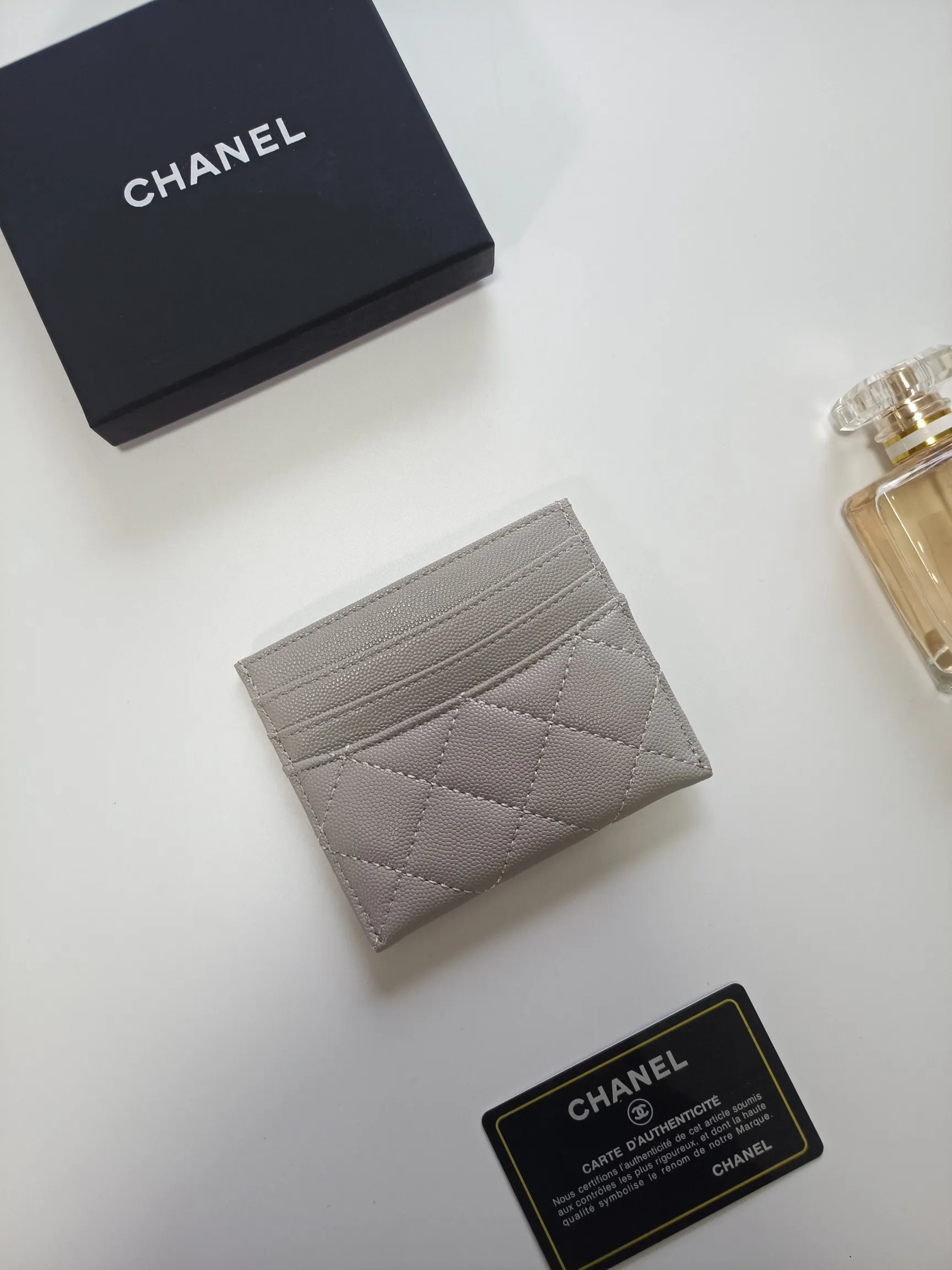 💰100💰 chanel 2025 new product card holder lambskin, seven card slots, can hold change, imported Italian lambskin + hardware logo, so beautiful, love it. The color is as shown in the picture, easy and fast storage, mini card holder No.: AP8964 Size: w11×h10cm