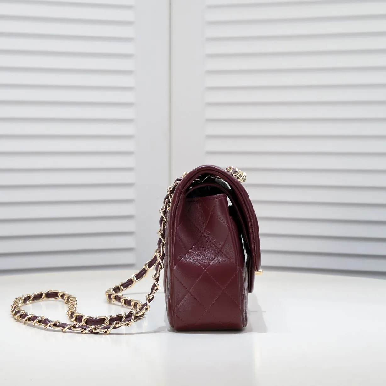 💰400￥Maroon Chanel🔥Exclusive quality real shot shipment✈️Official website updated simultaneously👑Chanel sheep pattern classic style with original hardware, summer style is coming💋CHANEL ‼ ️Crossbody bag, sheepskin with red lining🌸‼ ️ 🙈Fashion new favorite🙈 Size: 25.5*16*6.5. Style number: 1112 sheepskin