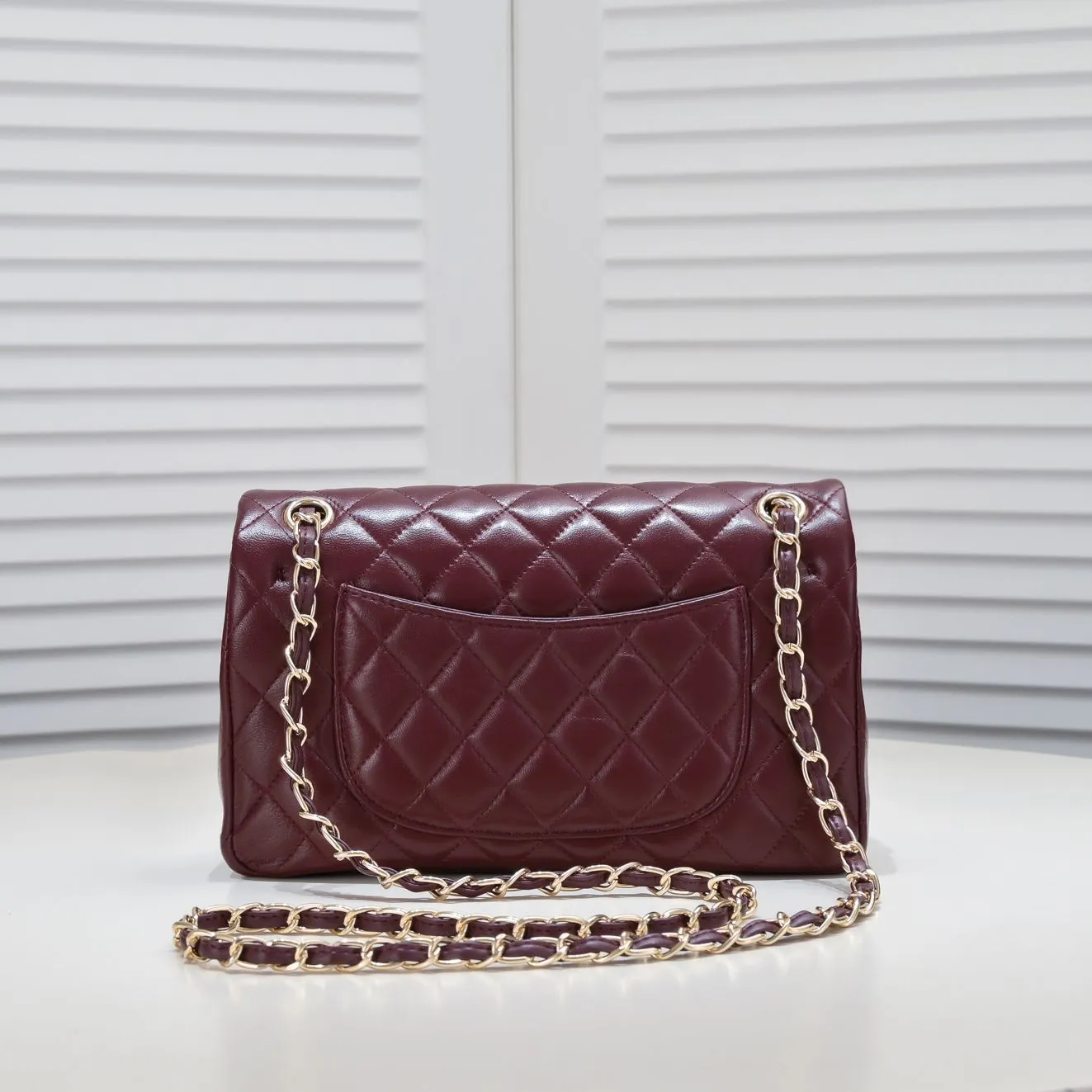 💰400￥Maroon Chanel🔥Exclusive quality real shot shipment✈️Official website updated simultaneously👑Chanel sheep pattern classic style with original hardware, summer style is coming💋CHANEL ‼ ️Crossbody bag, sheepskin with red lining🌸‼ ️ 🙈Fashion new favorite🙈 Size: 25.5*16*6.5. Style number: 1112 sheepskin