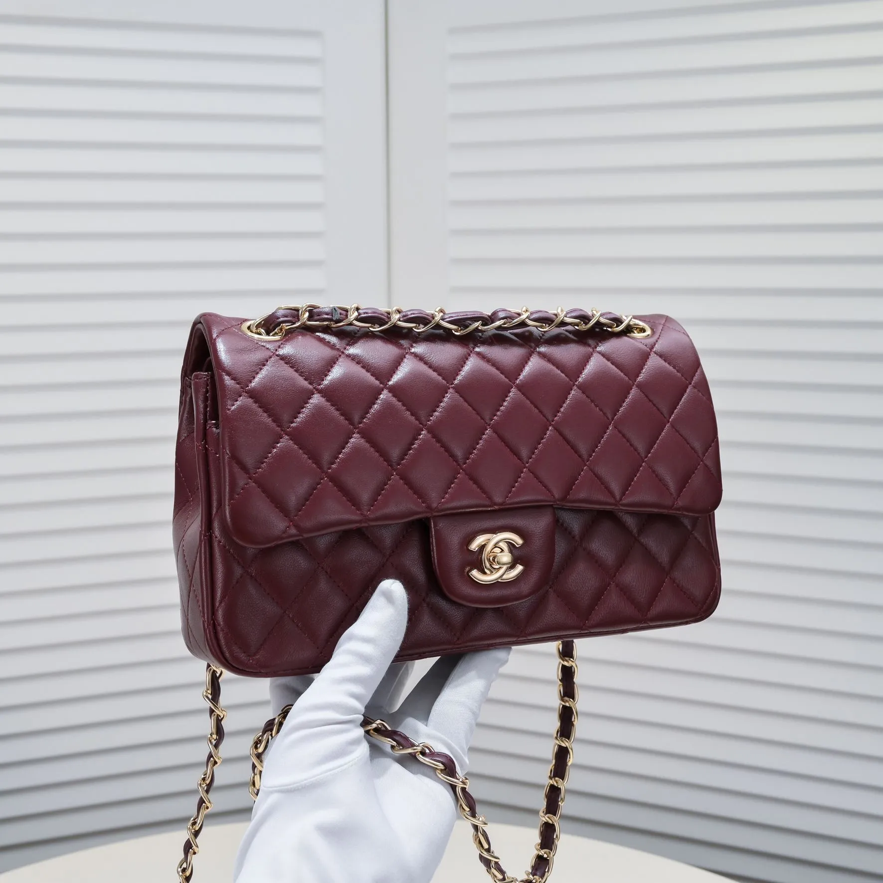 💰400￥Maroon Chanel🔥Exclusive quality real shot shipment✈️Official website updated simultaneously👑Chanel sheep pattern classic style with original hardware, summer style is coming💋CHANEL ‼ ️Crossbody bag, sheepskin with red lining🌸‼ ️ 🙈Fashion new favorite🙈 Size: 25.5*16*6.5. Style number: 1112 sheepskin