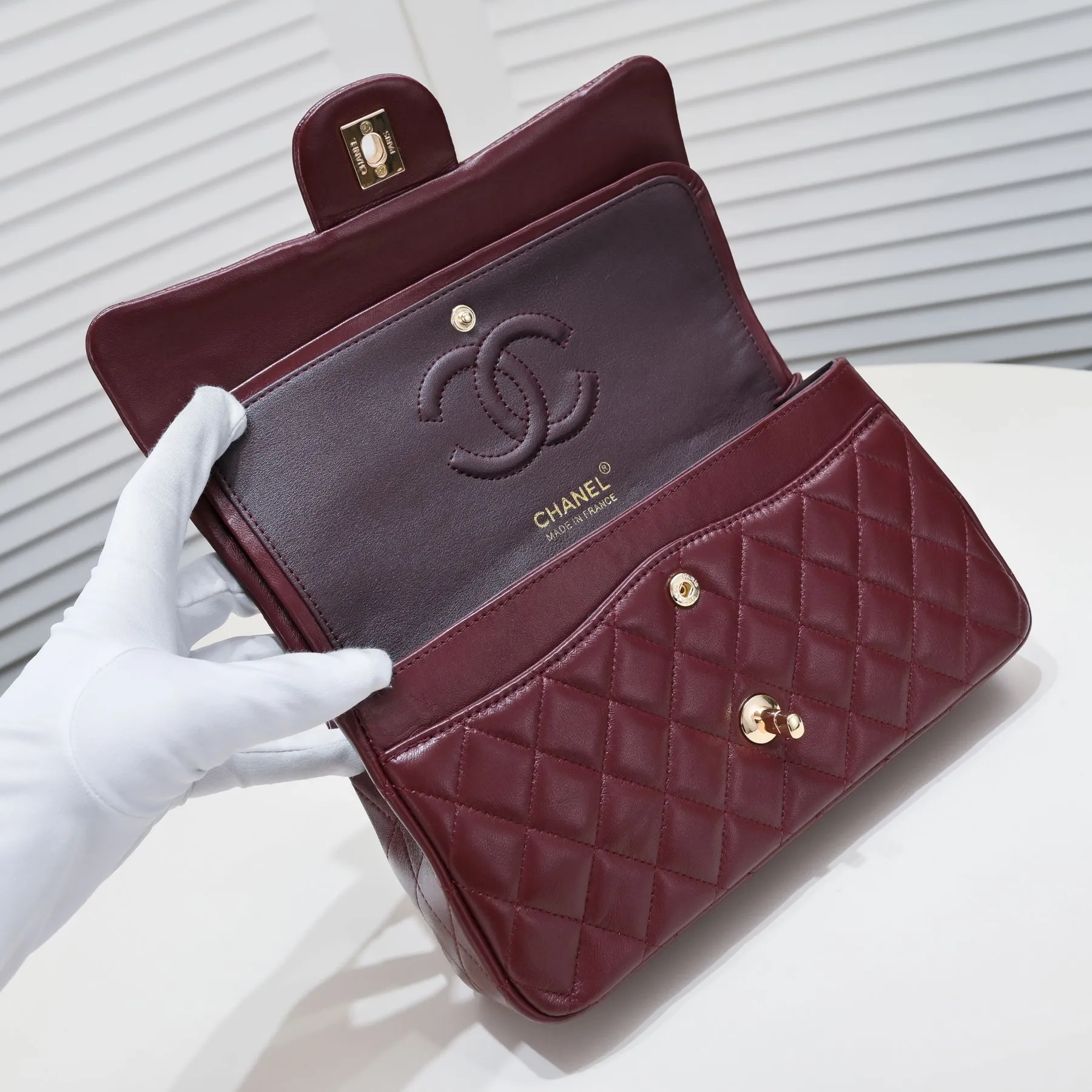 💰400￥Maroon Chanel🔥Exclusive quality real shot shipment✈️Official website updated simultaneously👑Chanel sheep pattern classic style with original hardware, summer style is coming💋CHANEL ‼ ️Crossbody bag, sheepskin with red lining🌸‼ ️ 🙈Fashion new favorite🙈 Size: 25.5*16*6.5. Style number: 1112 sheepskin
