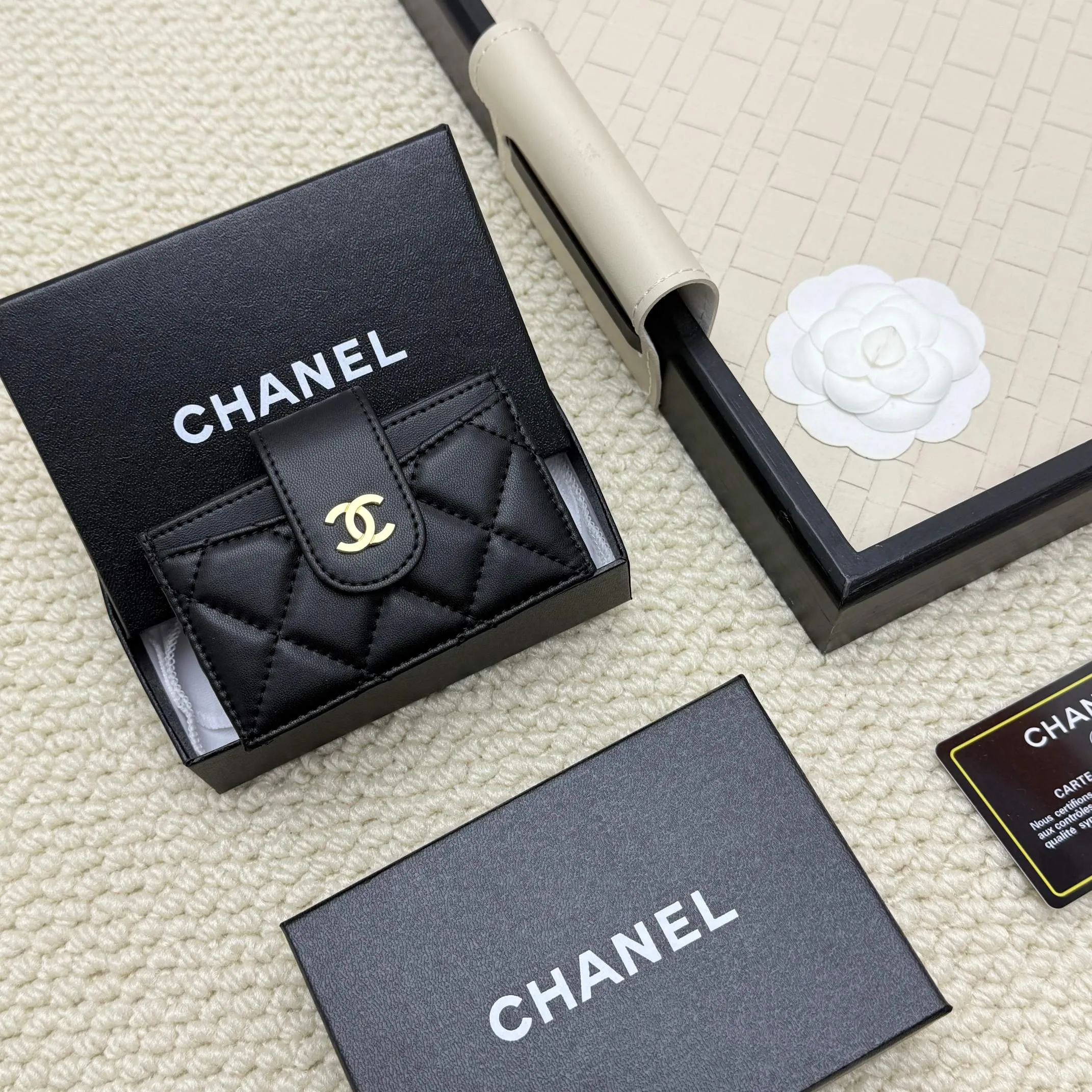 💰130 CHANEL Caviar Sheepskin Accord Card Holder, this card holder is different from ordinary card holders, with an accordion design [色色R], you can easily see each card without having to pull it out. The entire card holder has a total of six card slots, four of which can hold many cards😘😘😘 It is so beautiful, Xiangxiang is really good at designing this card holder, number AT600. Dimensions: Width 10*Height 6*Thickness 2