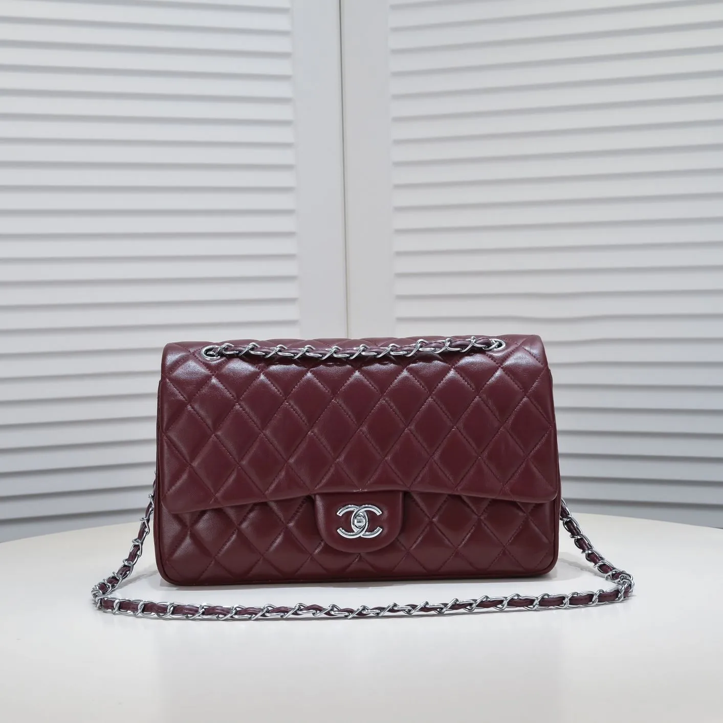 💰460￥maroon [color] Chanel [color] century classic, carefully crafted with exquisite workmanship of every stitch and thread, imported sheepskin with original hardware, full of rhombus 💯The shape of the whole bag is particularly perfect in softness 👍👍😔😔Classic and irresistible, size: 30X18X8cm, style number: 1113