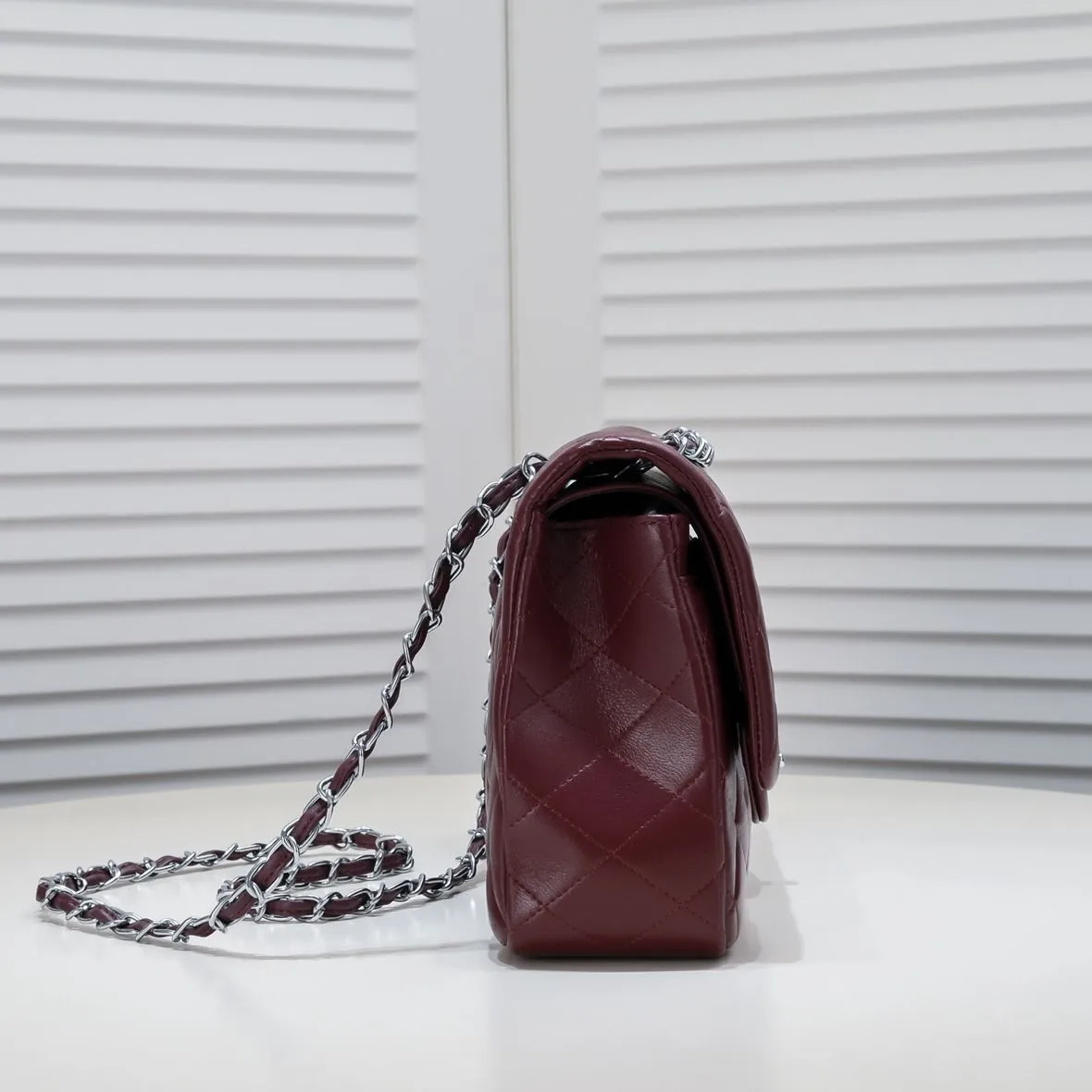 💰460￥maroon [color] Chanel [color] century classic, carefully crafted with exquisite workmanship of every stitch and thread, imported sheepskin with original hardware, full of rhombus 💯The shape of the whole bag is particularly perfect in softness 👍👍😔😔Classic and irresistible, size: 30X18X8cm, style number: 1113