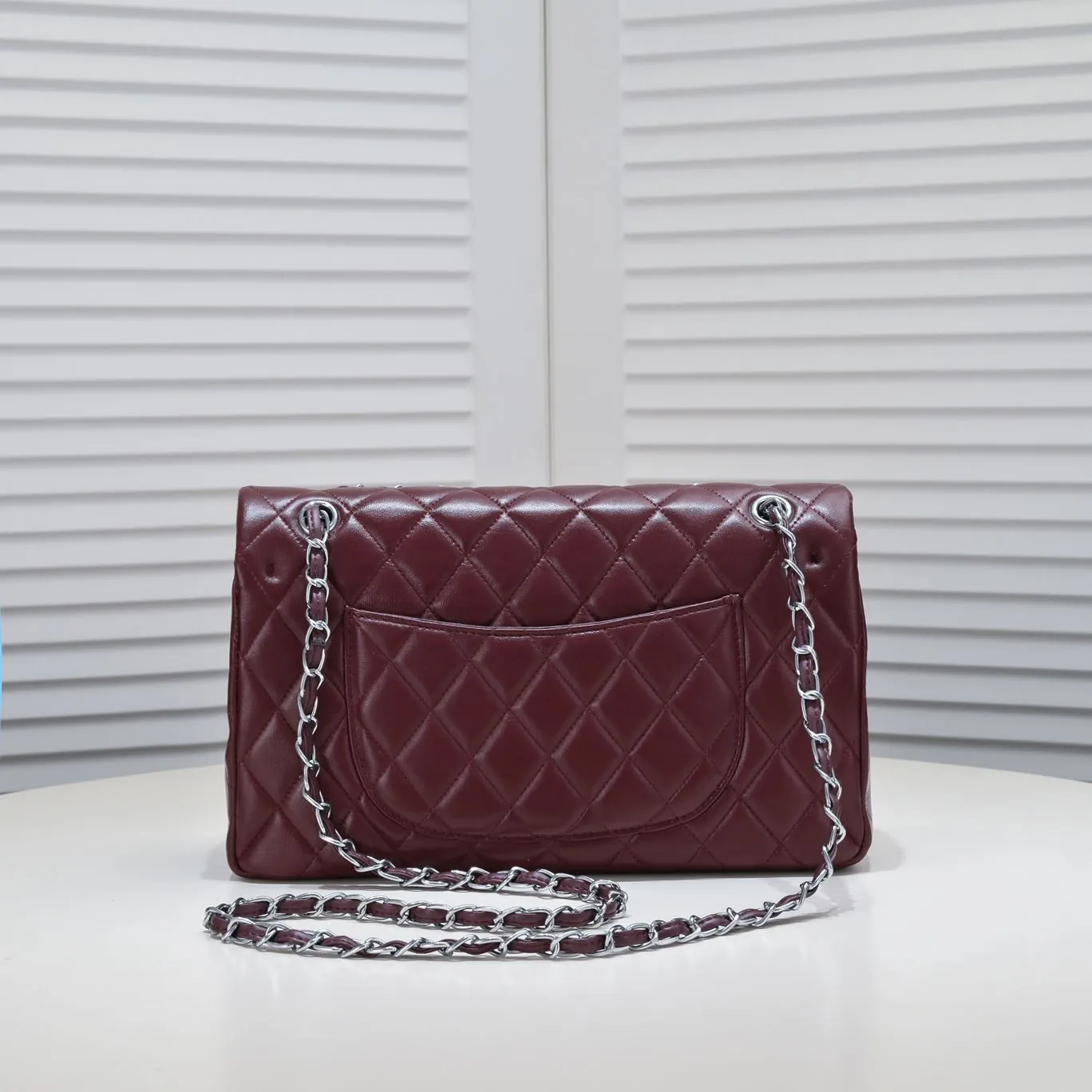 💰460￥maroon [color] Chanel [color] century classic, carefully crafted with exquisite workmanship of every stitch and thread, imported sheepskin with original hardware, full of rhombus 💯The shape of the whole bag is particularly perfect in softness 👍👍😔😔Classic and irresistible, size: 30X18X8cm, style number: 1113