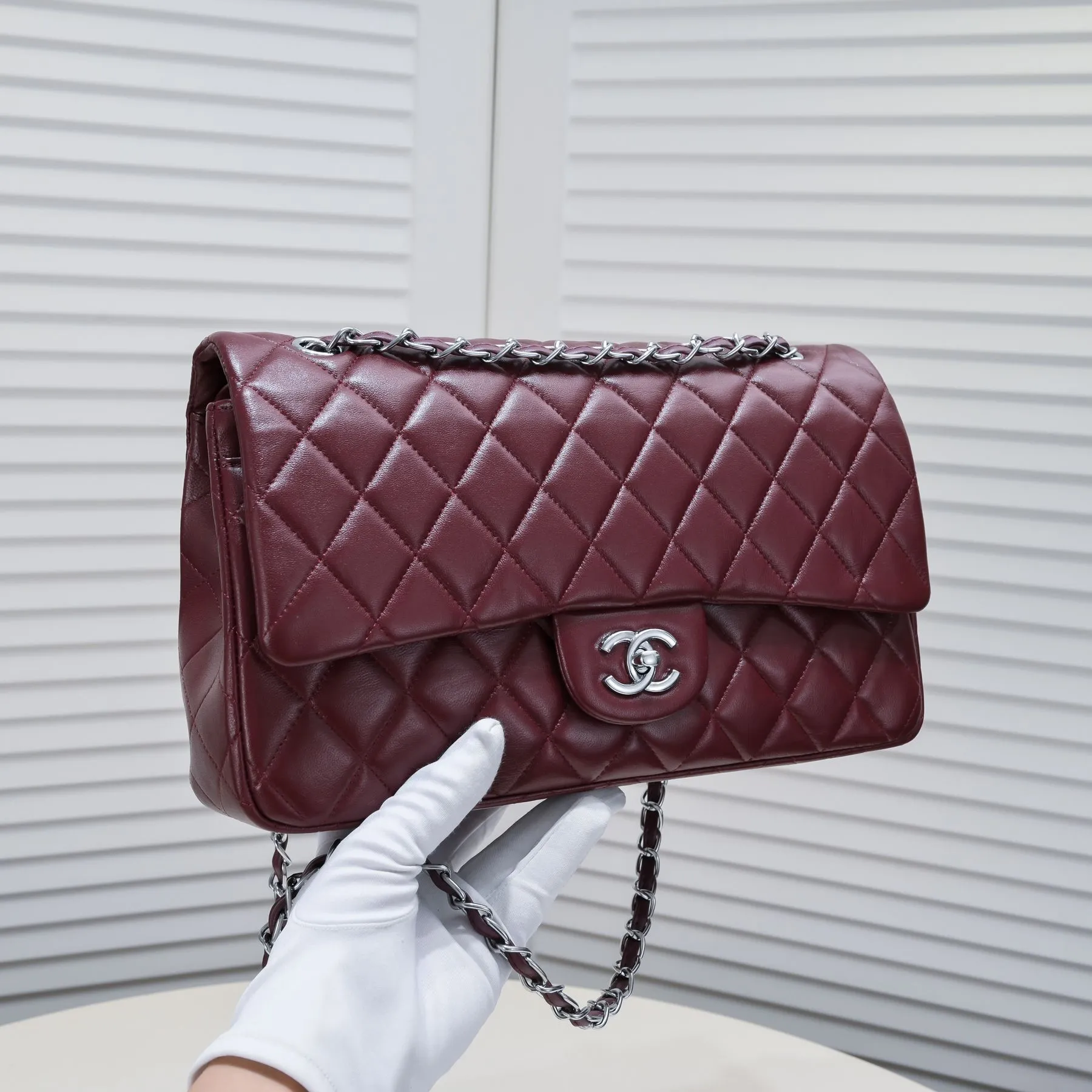 💰460￥maroon [color] Chanel [color] century classic, carefully crafted with exquisite workmanship of every stitch and thread, imported sheepskin with original hardware, full of rhombus 💯The shape of the whole bag is particularly perfect in softness 👍👍😔😔Classic and irresistible, size: 30X18X8cm, style number: 1113