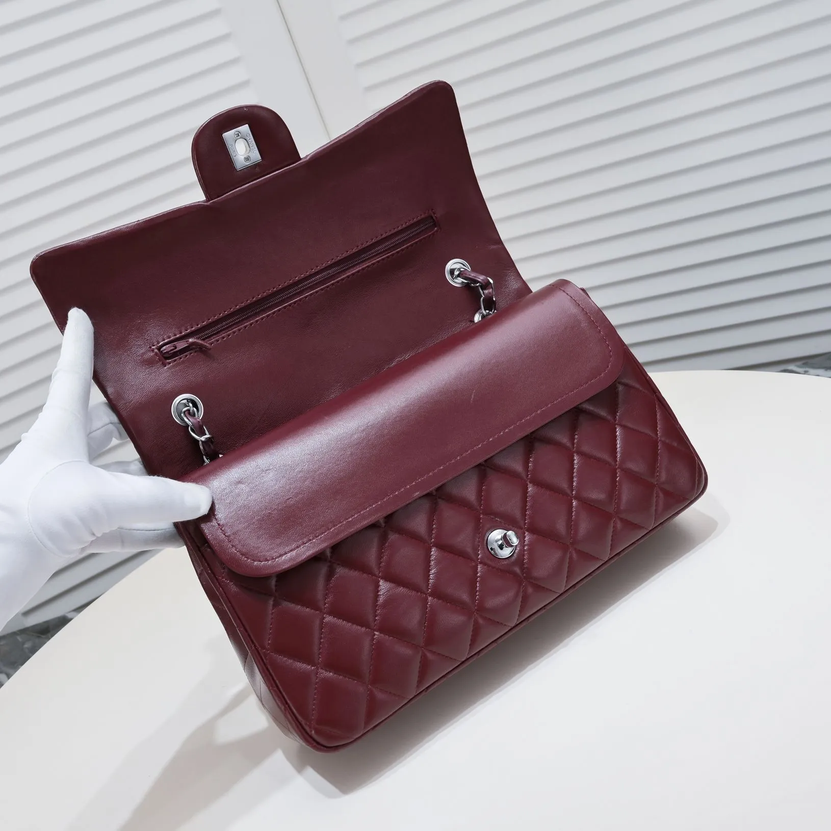 💰460￥maroon [color] Chanel [color] century classic, carefully crafted with exquisite workmanship of every stitch and thread, imported sheepskin with original hardware, full of rhombus 💯The shape of the whole bag is particularly perfect in softness 👍👍😔😔Classic and irresistible, size: 30X18X8cm, style number: 1113