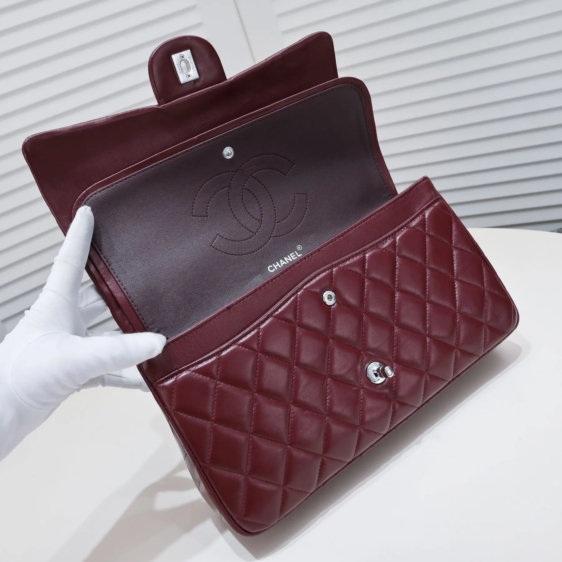 💰460￥maroon [color] Chanel [color] century classic, carefully crafted with exquisite workmanship of every stitch and thread, imported sheepskin with original hardware, full of rhombus 💯The shape of the whole bag is particularly perfect in softness 👍👍😔😔Classic and irresistible, size: 30X18X8cm, style number: 1113