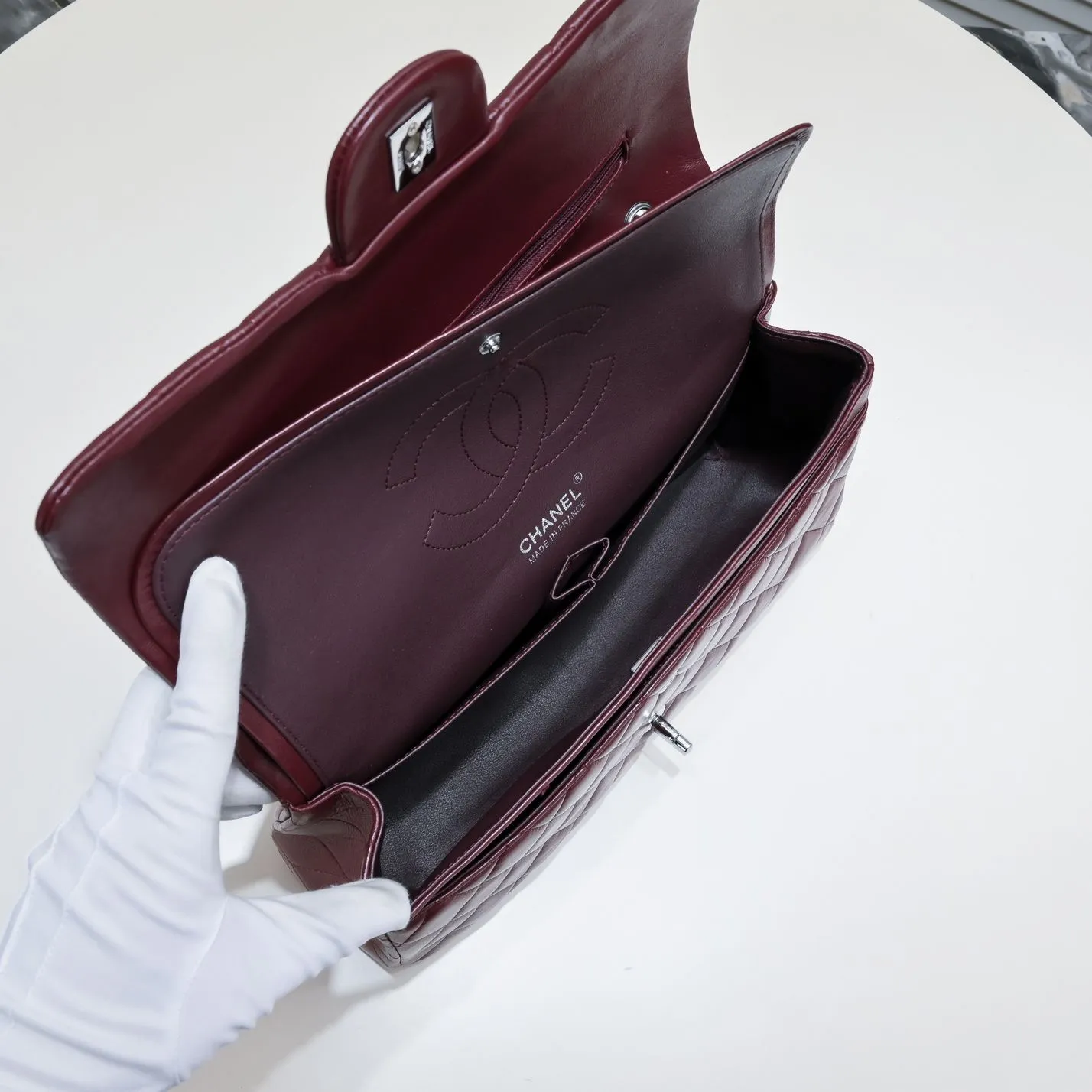 💰460￥maroon [color] Chanel [color] century classic, carefully crafted with exquisite workmanship of every stitch and thread, imported sheepskin with original hardware, full of rhombus 💯The shape of the whole bag is particularly perfect in softness 👍👍😔😔Classic and irresistible, size: 30X18X8cm, style number: 1113