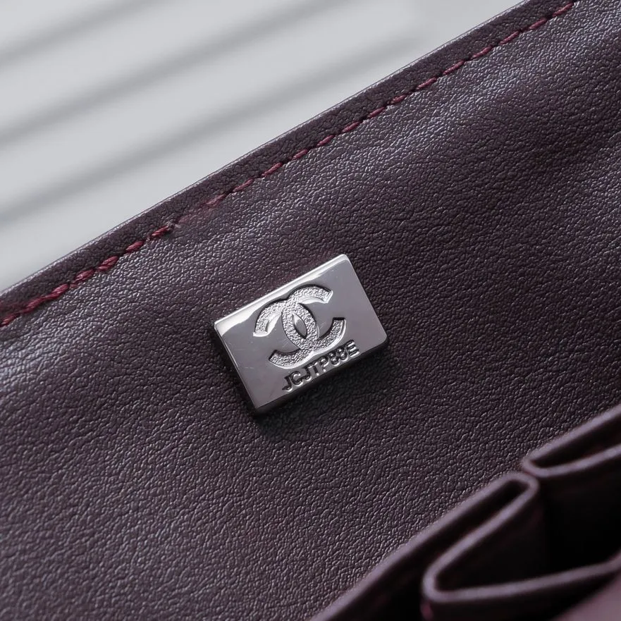 💰460￥maroon [color] Chanel [color] century classic, carefully crafted with exquisite workmanship of every stitch and thread, imported sheepskin with original hardware, full of rhombus 💯The shape of the whole bag is particularly perfect in softness 👍👍😔😔Classic and irresistible, size: 30X18X8cm, style number: 1113