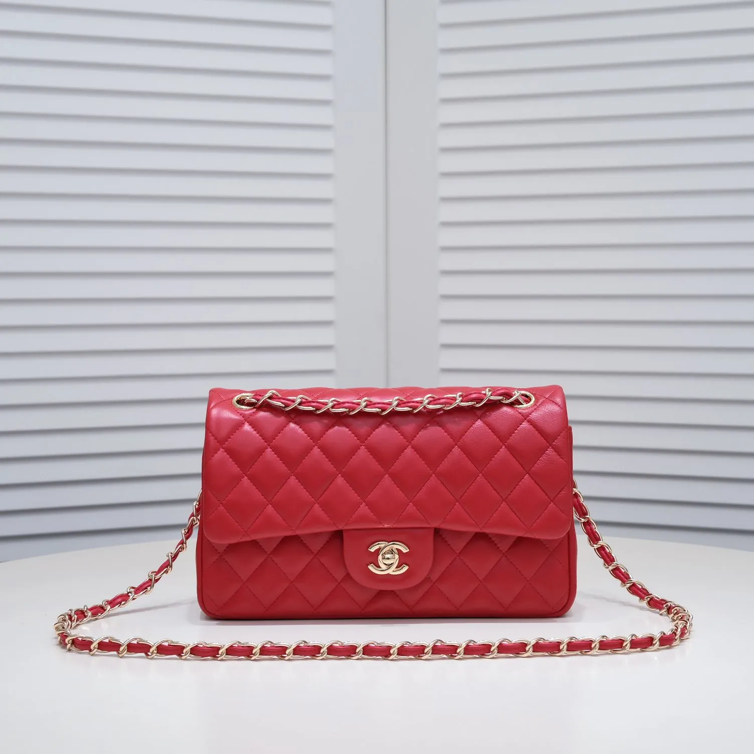 💰400￥Big red Chanel🔥Exclusive quality real shot shipment✈️Official website updated simultaneously👑Chanel sheep pattern classic style with original hardware, summer style is coming💋CHANEL ‼ ️Crossbody bag, sheepskin with red lining🌸‼ ️ 🙈Fashion new favorite🙈 Size: 25.5*16*6.5. Style number: 1112 sheepskin