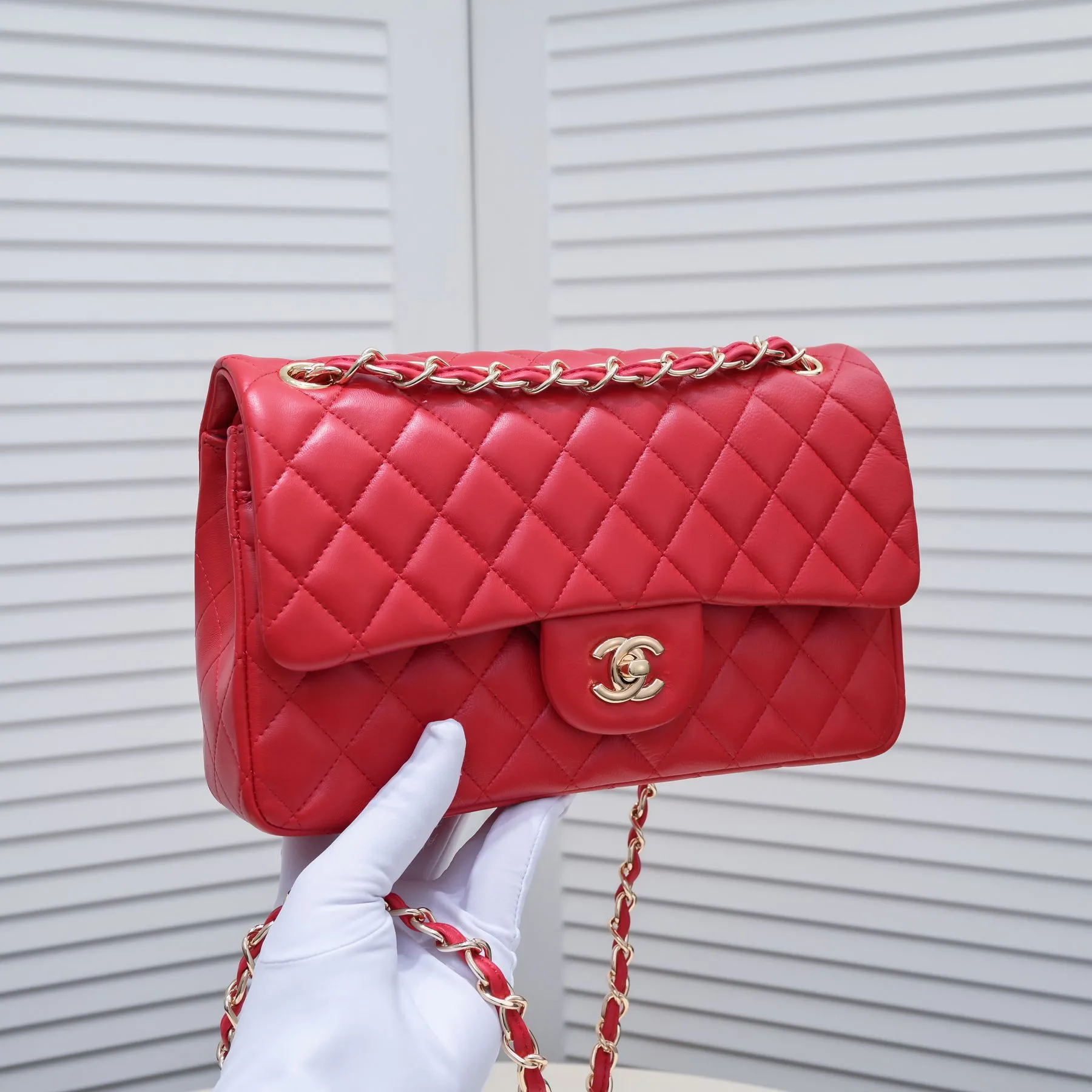 💰400￥Big red Chanel🔥Exclusive quality real shot shipment✈️Official website updated simultaneously👑Chanel sheep pattern classic style with original hardware, summer style is coming💋CHANEL ‼ ️Crossbody bag, sheepskin with red lining🌸‼ ️ 🙈Fashion new favorite🙈 Size: 25.5*16*6.5. Style number: 1112 sheepskin