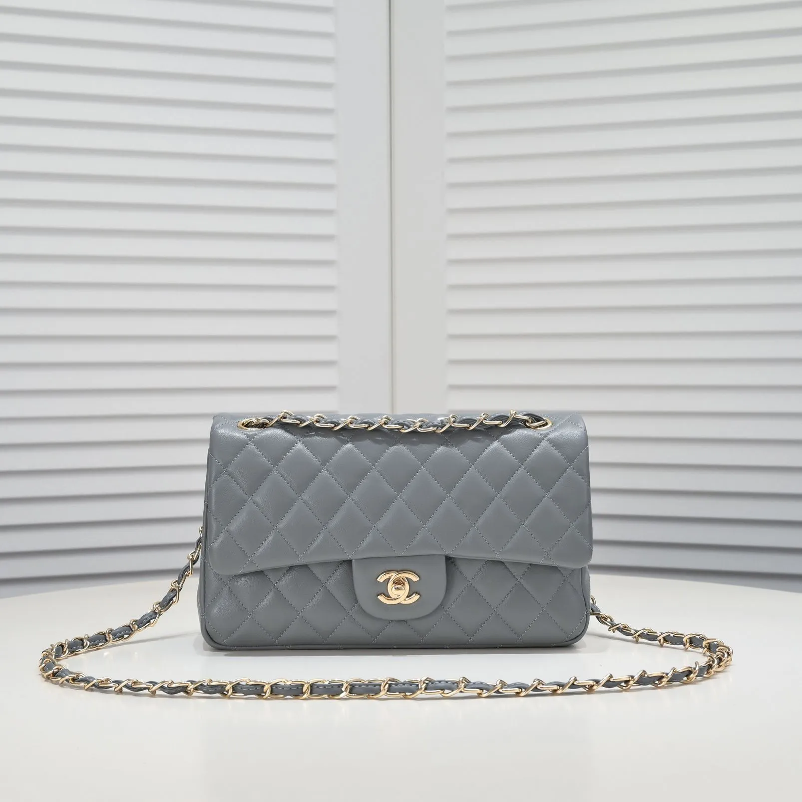💰400￥Gray Chanel🔥Exclusive quality real shot shipment✈️Official website updated simultaneously👑Chanel sheep pattern classic style with original hardware, summer style is coming💋CHANEL ‼ ️Crossbody bag, sheepskin with red lining🌸‼ ️ 🙈Fashion new favorite🙈 Size: 25.5*16*6.5. Style number: 1112 sheepskin