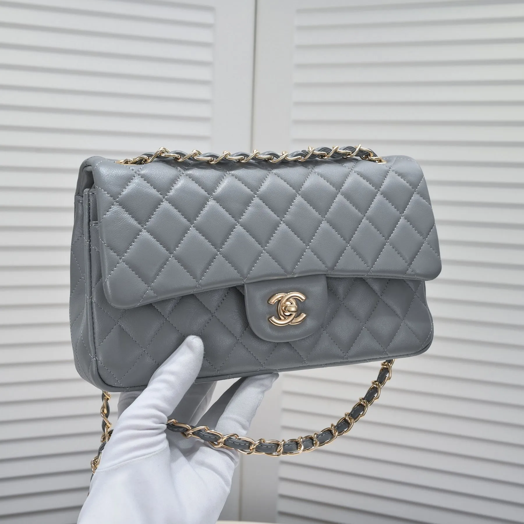 💰400￥Gray Chanel🔥Exclusive quality real shot shipment✈️Official website updated simultaneously👑Chanel sheep pattern classic style with original hardware, summer style is coming💋CHANEL ‼ ️Crossbody bag, sheepskin with red lining🌸‼ ️ 🙈Fashion new favorite🙈 Size: 25.5*16*6.5. Style number: 1112 sheepskin