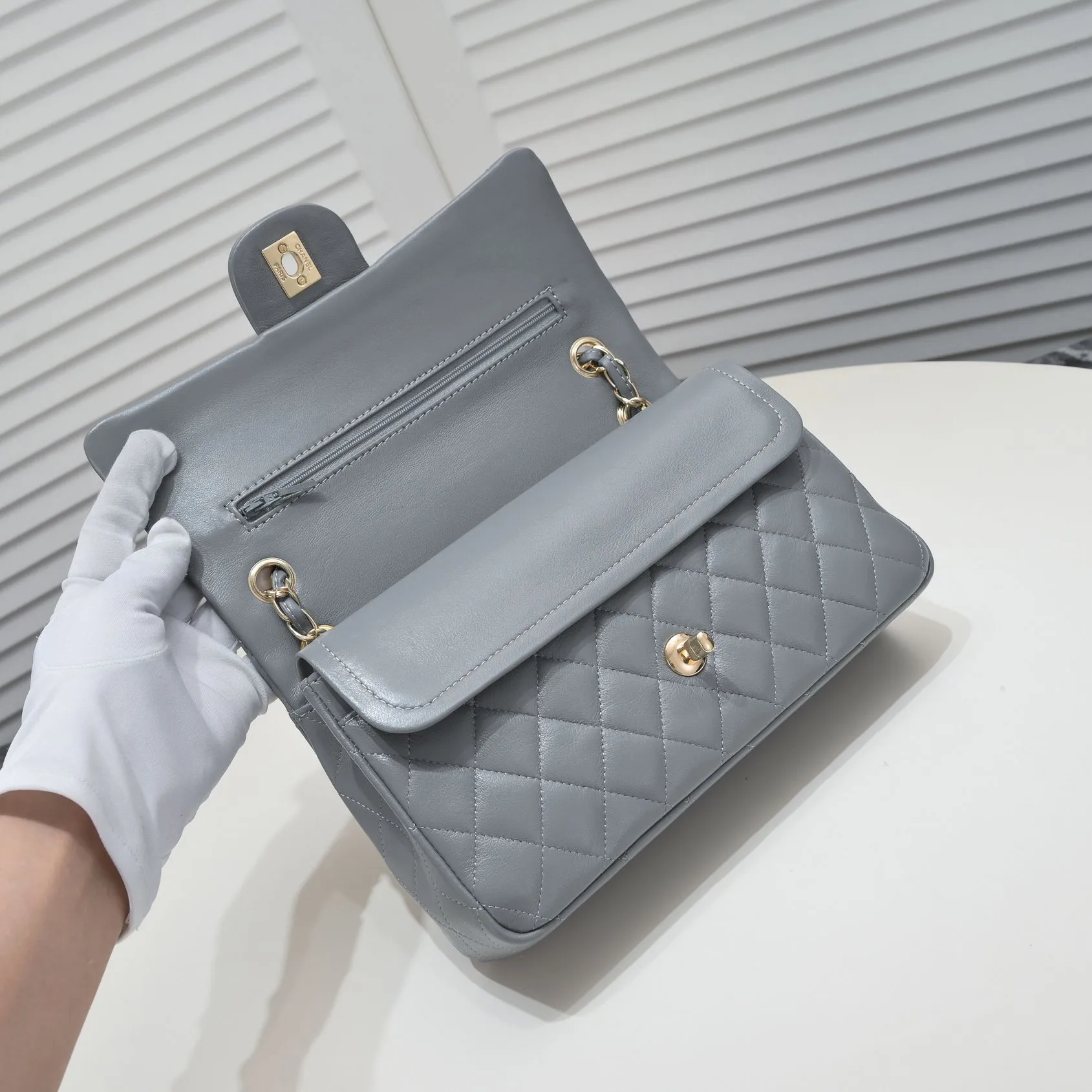 💰400￥Gray Chanel🔥Exclusive quality real shot shipment✈️Official website updated simultaneously👑Chanel sheep pattern classic style with original hardware, summer style is coming💋CHANEL ‼ ️Crossbody bag, sheepskin with red lining🌸‼ ️ 🙈Fashion new favorite🙈 Size: 25.5*16*6.5. Style number: 1112 sheepskin