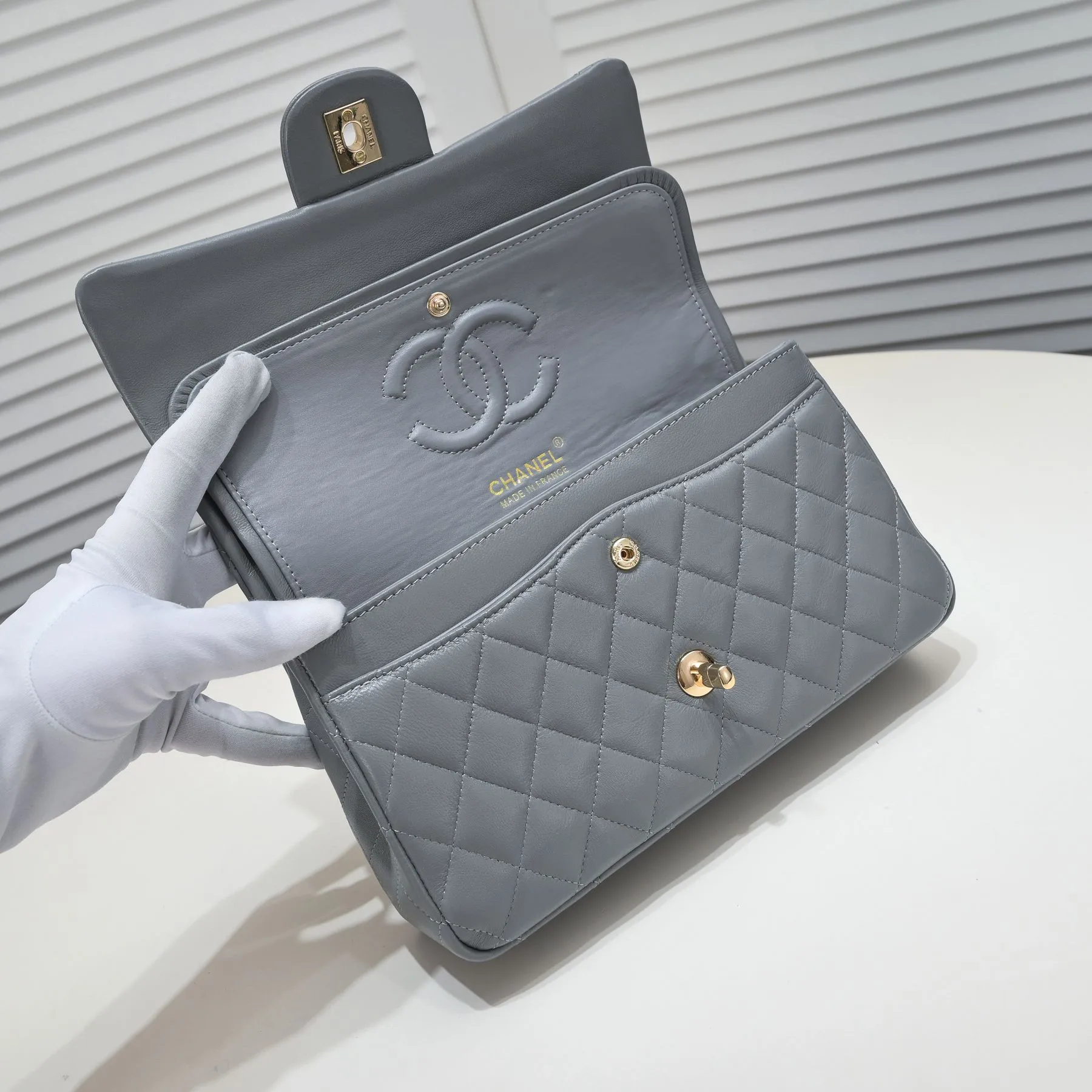 💰400￥Gray Chanel🔥Exclusive quality real shot shipment✈️Official website updated simultaneously👑Chanel sheep pattern classic style with original hardware, summer style is coming💋CHANEL ‼ ️Crossbody bag, sheepskin with red lining🌸‼ ️ 🙈Fashion new favorite🙈 Size: 25.5*16*6.5. Style number: 1112 sheepskin
