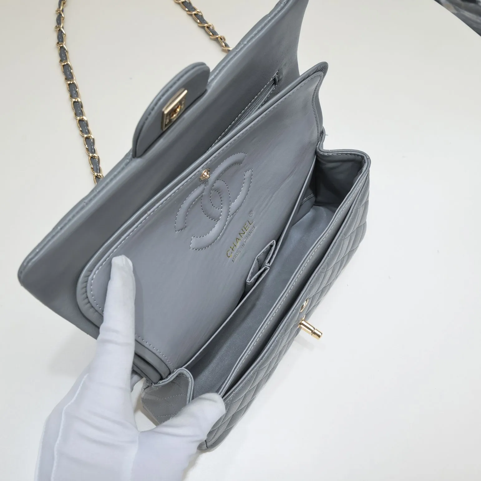 💰400￥Gray Chanel🔥Exclusive quality real shot shipment✈️Official website updated simultaneously👑Chanel sheep pattern classic style with original hardware, summer style is coming💋CHANEL ‼ ️Crossbody bag, sheepskin with red lining🌸‼ ️ 🙈Fashion new favorite🙈 Size: 25.5*16*6.5. Style number: 1112 sheepskin