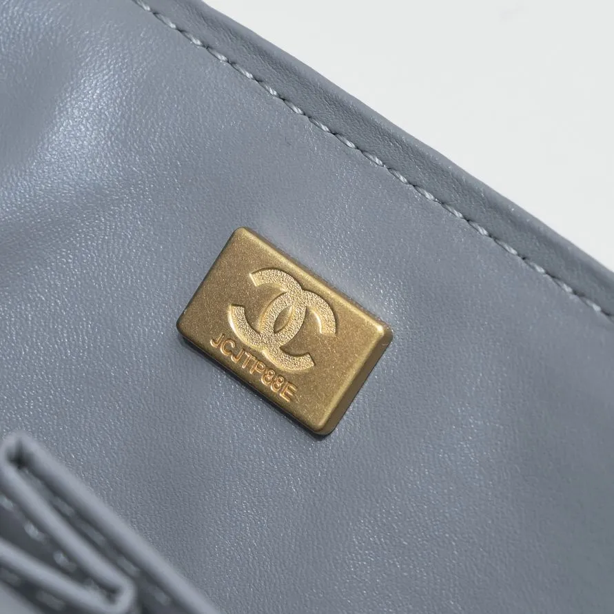 💰400￥Gray Chanel🔥Exclusive quality real shot shipment✈️Official website updated simultaneously👑Chanel sheep pattern classic style with original hardware, summer style is coming💋CHANEL ‼ ️Crossbody bag, sheepskin with red lining🌸‼ ️ 🙈Fashion new favorite🙈 Size: 25.5*16*6.5. Style number: 1112 sheepskin