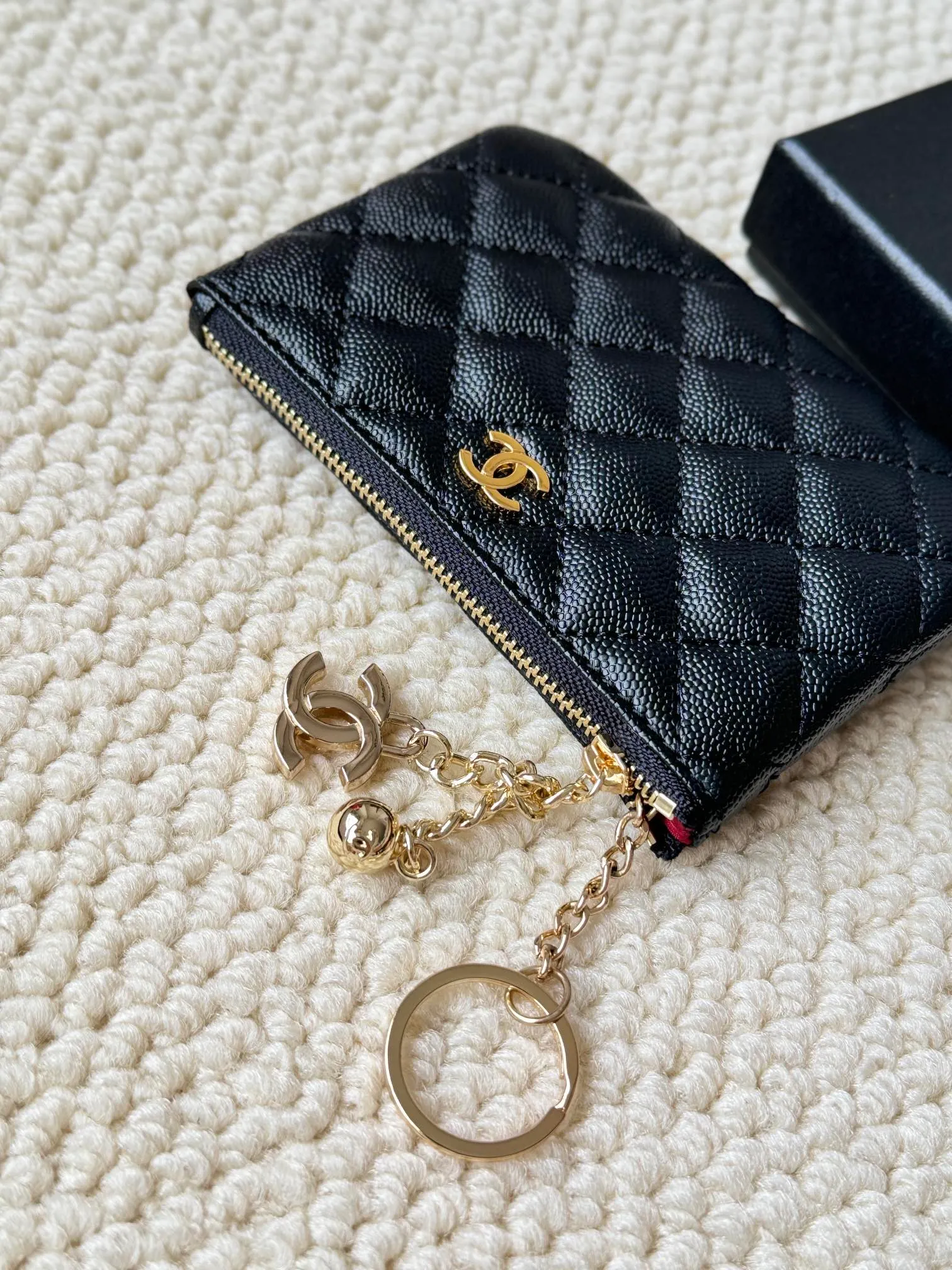 💰130 chanel cowhide caviar pendant coin purse💦 Style number: A50168 Classic small carry-on bag, one of the most practical bags in the era of mobile payment, cards, change, keys and lipstick in one package, cute, practical and connotative, nice card holder, key bag, coin purse, lipstick bag Reference size: 9.5×15×0.5cm