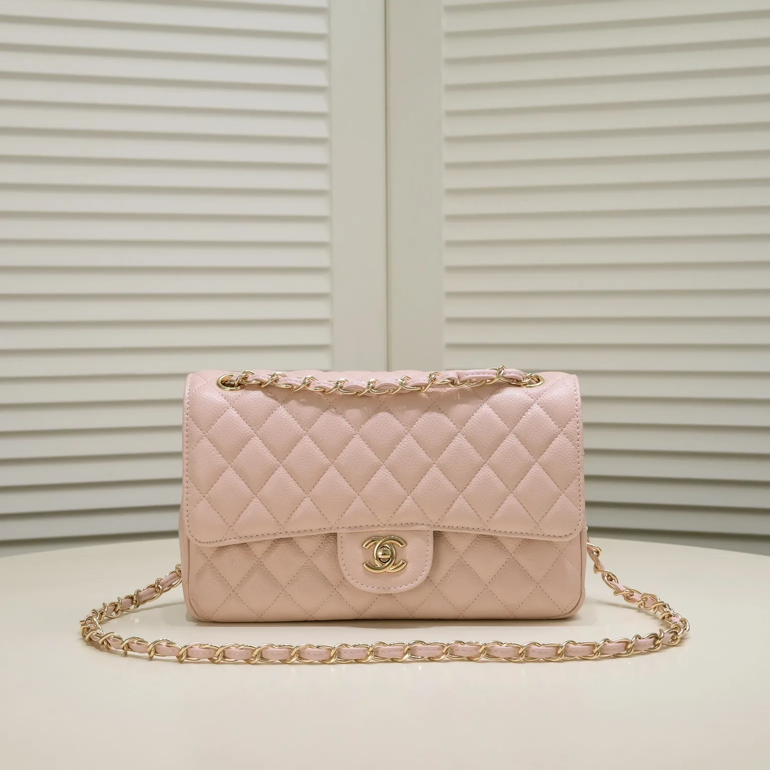 💰400￥Pink Chanel,...Palace-level poison👏...Original overseas factory CF2.55...😱 Absolutely the top-notch caviar ball-grain cowhide you have never seen...✨Real K gold➰Gold buckle✨👑 The line spacing is perfectly consistent. The side of the bag is perfectly streamlined👏..It must have such a texture to be perfect💋 Follow the 9-pin diamond pattern. The flip cover is smooth and seamless ☑️ Strong visual three-dimensional effect 🔱 The diamond pattern is full and delicate 💑 It is super smooth, soft and comfortable to use 👒 CF is a must-have for girls. Size: 25.5*16*6.5cm. Style number: 1112 ball pattern