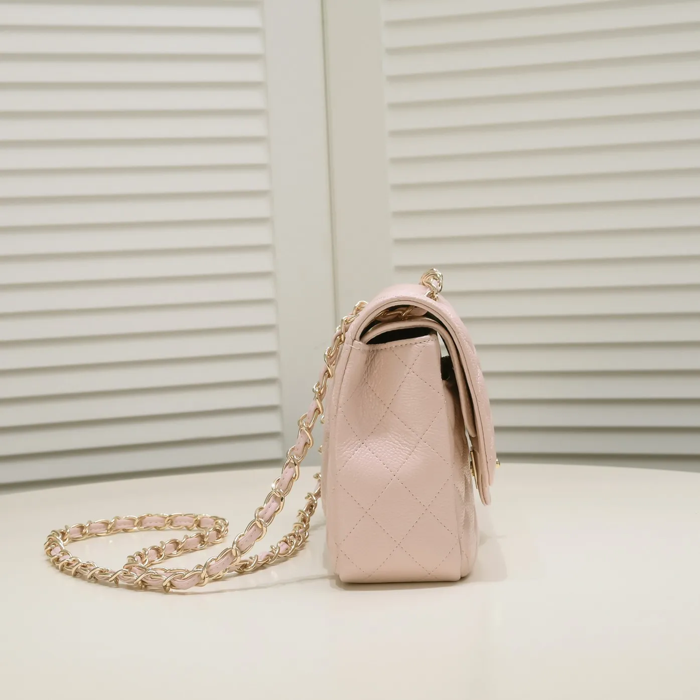 💰400￥Pink Chanel,...Palace-level poison👏...Original overseas factory CF2.55...😱 Absolutely the top-notch caviar ball-grain cowhide you have never seen...✨Real K gold➰Gold buckle✨👑 The line spacing is perfectly consistent. The side of the bag is perfectly streamlined👏..It must have such a texture to be perfect💋 Follow the 9-pin diamond pattern. The flip cover is smooth and seamless ☑️ Strong visual three-dimensional effect 🔱 The diamond pattern is full and delicate 💑 It is super smooth, soft and comfortable to use 👒 CF is a must-have for girls. Size: 25.5*16*6.5cm. Style number: 1112 ball pattern