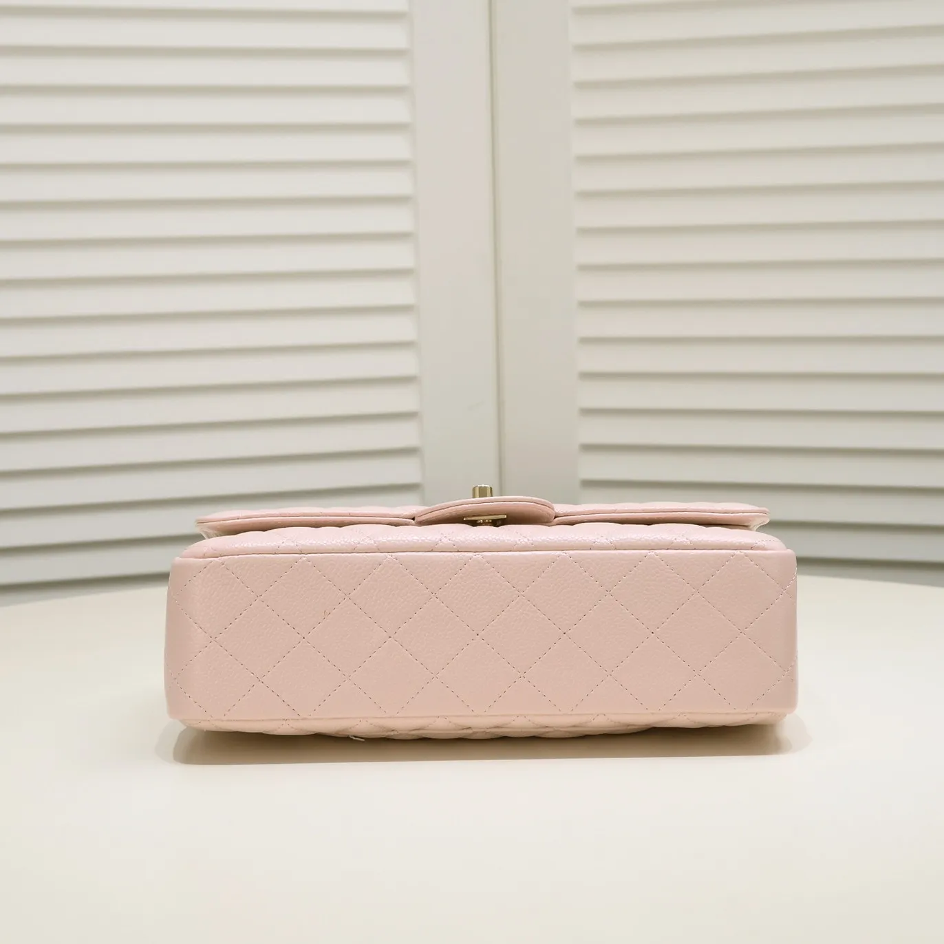 💰400￥Pink Chanel,...Palace-level poison👏...Original overseas factory CF2.55...😱 Absolutely the top-notch caviar ball-grain cowhide you have never seen...✨Real K gold➰Gold buckle✨👑 The line spacing is perfectly consistent. The side of the bag is perfectly streamlined👏..It must have such a texture to be perfect💋 Follow the 9-pin diamond pattern. The flip cover is smooth and seamless ☑️ Strong visual three-dimensional effect 🔱 The diamond pattern is full and delicate 💑 It is super smooth, soft and comfortable to use 👒 CF is a must-have for girls. Size: 25.5*16*6.5cm. Style number: 1112 ball pattern
