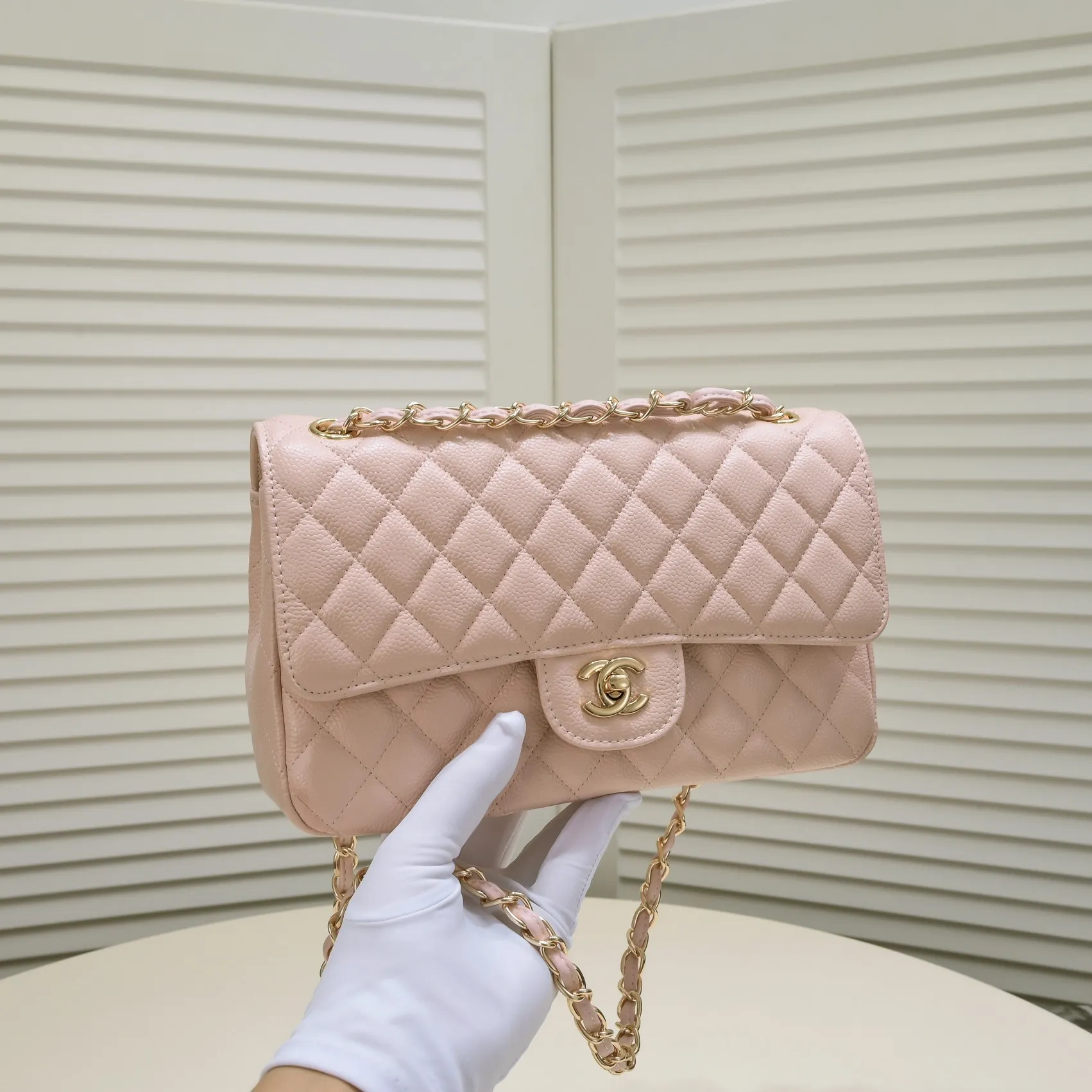 💰400￥Pink Chanel,...Palace-level poison👏...Original overseas factory CF2.55...😱 Absolutely the top-notch caviar ball-grain cowhide you have never seen...✨Real K gold➰Gold buckle✨👑 The line spacing is perfectly consistent. The side of the bag is perfectly streamlined👏..It must have such a texture to be perfect💋 Follow the 9-pin diamond pattern. The flip cover is smooth and seamless ☑️ Strong visual three-dimensional effect 🔱 The diamond pattern is full and delicate 💑 It is super smooth, soft and comfortable to use 👒 CF is a must-have for girls. Size: 25.5*16*6.5cm. Style number: 1112 ball pattern