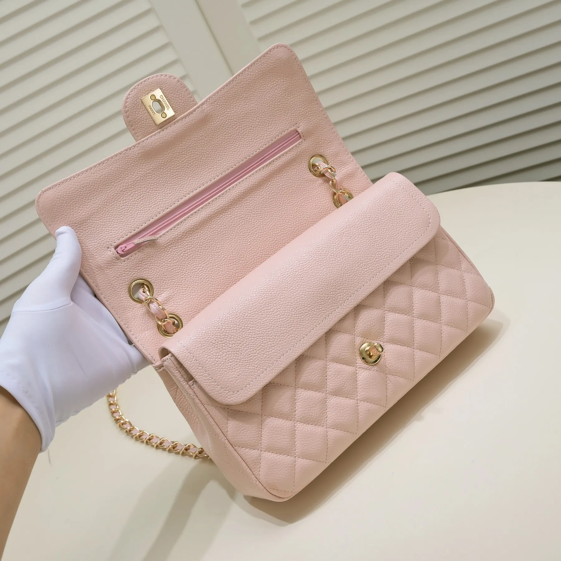 💰400￥Pink Chanel,...Palace-level poison👏...Original overseas factory CF2.55...😱 Absolutely the top-notch caviar ball-grain cowhide you have never seen...✨Real K gold➰Gold buckle✨👑 The line spacing is perfectly consistent. The side of the bag is perfectly streamlined👏..It must have such a texture to be perfect💋 Follow the 9-pin diamond pattern. The flip cover is smooth and seamless ☑️ Strong visual three-dimensional effect 🔱 The diamond pattern is full and delicate 💑 It is super smooth, soft and comfortable to use 👒 CF is a must-have for girls. Size: 25.5*16*6.5cm. Style number: 1112 ball pattern