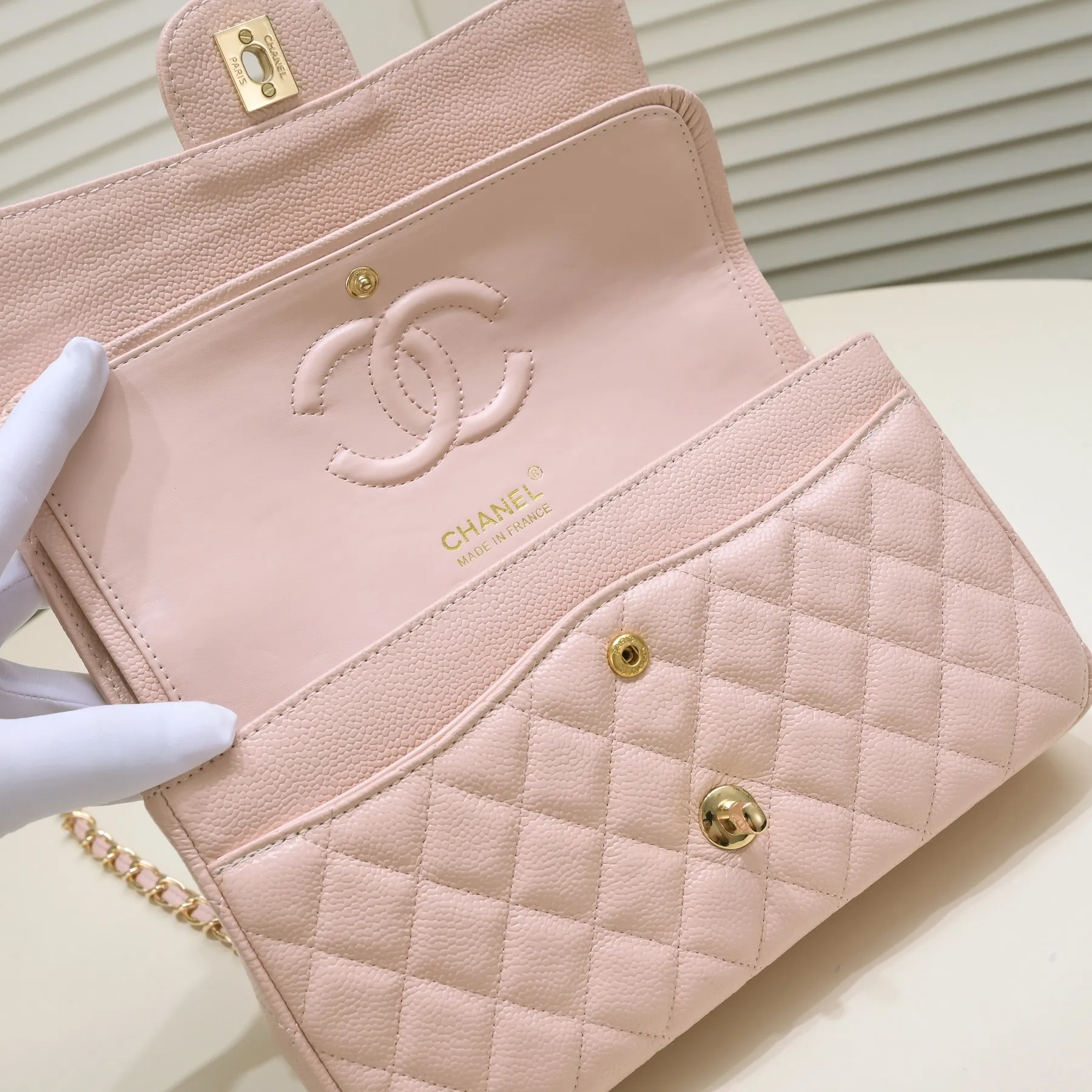 💰400￥Pink Chanel,...Palace-level poison👏...Original overseas factory CF2.55...😱 Absolutely the top-notch caviar ball-grain cowhide you have never seen...✨Real K gold➰Gold buckle✨👑 The line spacing is perfectly consistent. The side of the bag is perfectly streamlined👏..It must have such a texture to be perfect💋 Follow the 9-pin diamond pattern. The flip cover is smooth and seamless ☑️ Strong visual three-dimensional effect 🔱 The diamond pattern is full and delicate 💑 It is super smooth, soft and comfortable to use 👒 CF is a must-have for girls. Size: 25.5*16*6.5cm. Style number: 1112 ball pattern