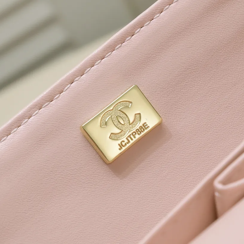 💰400￥Pink Chanel,...Palace-level poison👏...Original overseas factory CF2.55...😱 Absolutely the top-notch caviar ball-grain cowhide you have never seen...✨Real K gold➰Gold buckle✨👑 The line spacing is perfectly consistent. The side of the bag is perfectly streamlined👏..It must have such a texture to be perfect💋 Follow the 9-pin diamond pattern. The flip cover is smooth and seamless ☑️ Strong visual three-dimensional effect 🔱 The diamond pattern is full and delicate 💑 It is super smooth, soft and comfortable to use 👒 CF is a must-have for girls. Size: 25.5*16*6.5cm. Style number: 1112 ball pattern