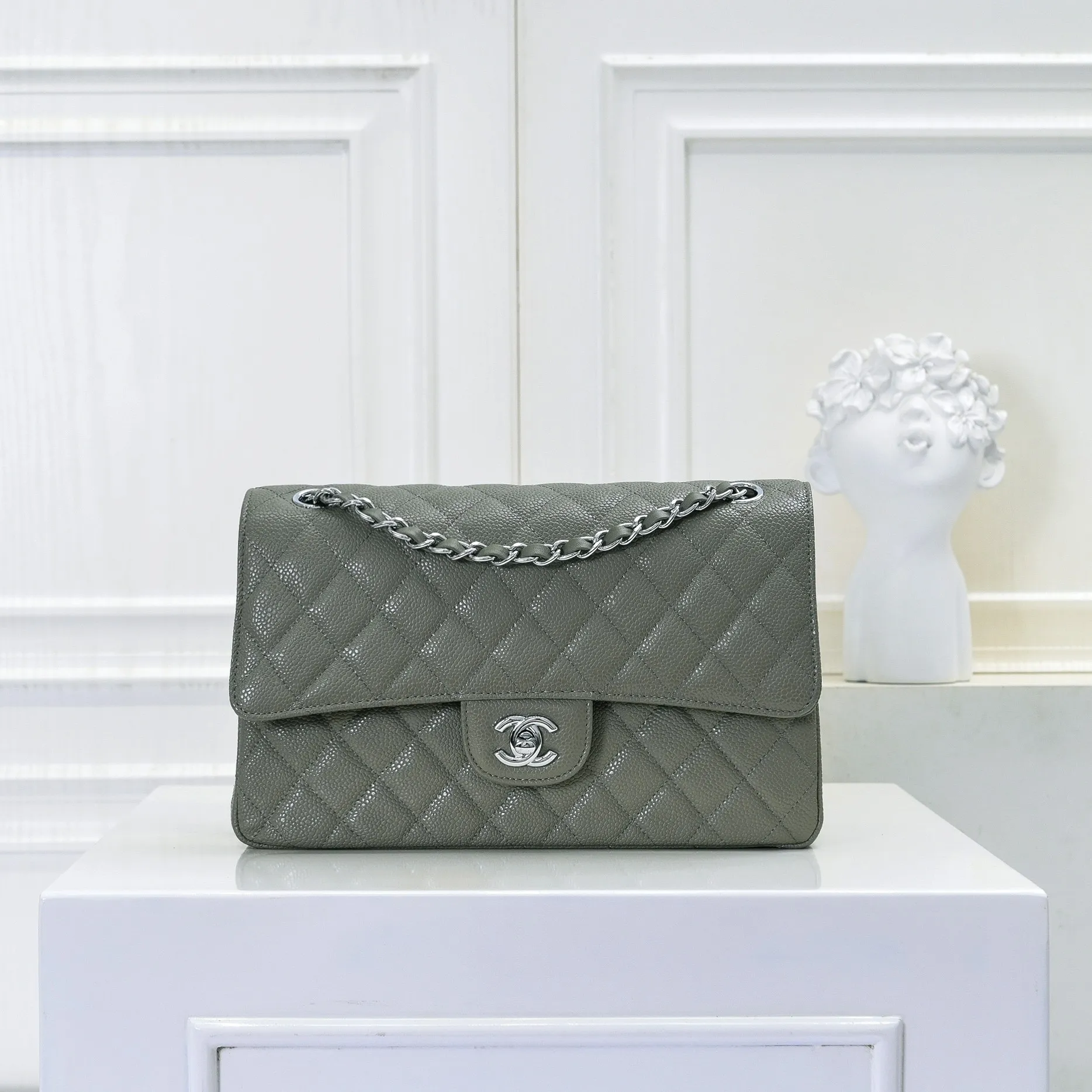 💰420￥Chanel,...Palace-level poison👏...Overseas original factory CF2.55...😱 Absolutely the top-notch caviar ball-grain cowhide you have never seen...✨Real K gold➰Gold buckle✨👑 The line spacing is perfectly consistent. The side of the bag is perfectly streamlined👏..It must have such a texture to be perfect💋 Follow the 9-pin diamond pattern. The flip cover is smooth and seamless ☑️ Strong visual three-dimensional effect 🔱 The diamond pattern is full and delicate 💑 It is super smooth, soft and comfortable to use 👒 CF is a must-have for girls. Size: 25.5*16*6.5cm. Style number: 1112 ball pattern