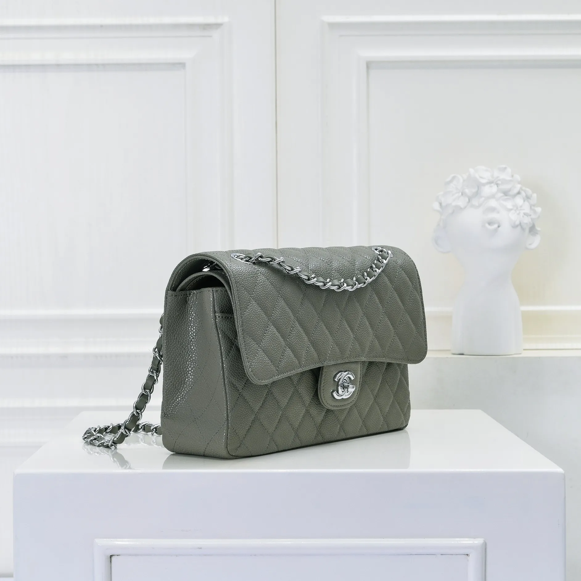 💰420￥Chanel,...Palace-level poison👏...Overseas original factory CF2.55...😱 Absolutely the top-notch caviar ball-grain cowhide you have never seen...✨Real K gold➰Gold buckle✨👑 The line spacing is perfectly consistent. The side of the bag is perfectly streamlined👏..It must have such a texture to be perfect💋 Follow the 9-pin diamond pattern. The flip cover is smooth and seamless ☑️ Strong visual three-dimensional effect 🔱 The diamond pattern is full and delicate 💑 It is super smooth, soft and comfortable to use 👒 CF is a must-have for girls. Size: 25.5*16*6.5cm. Style number: 1112 ball pattern